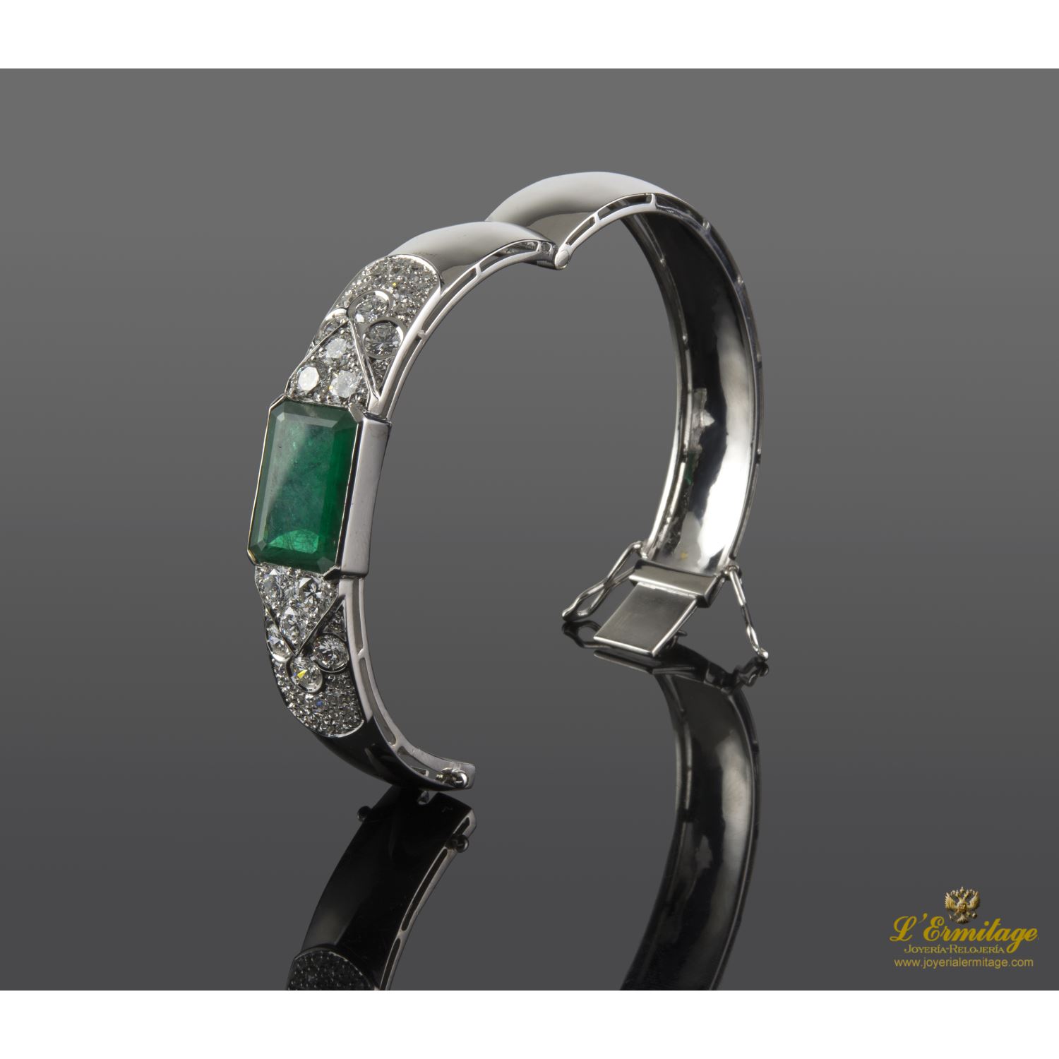 Pulsera rígida en oro blanco con esmeralda y diamantes.