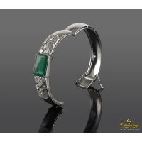 Pulsera rígida en oro blanco con esmeralda y diamantes.
