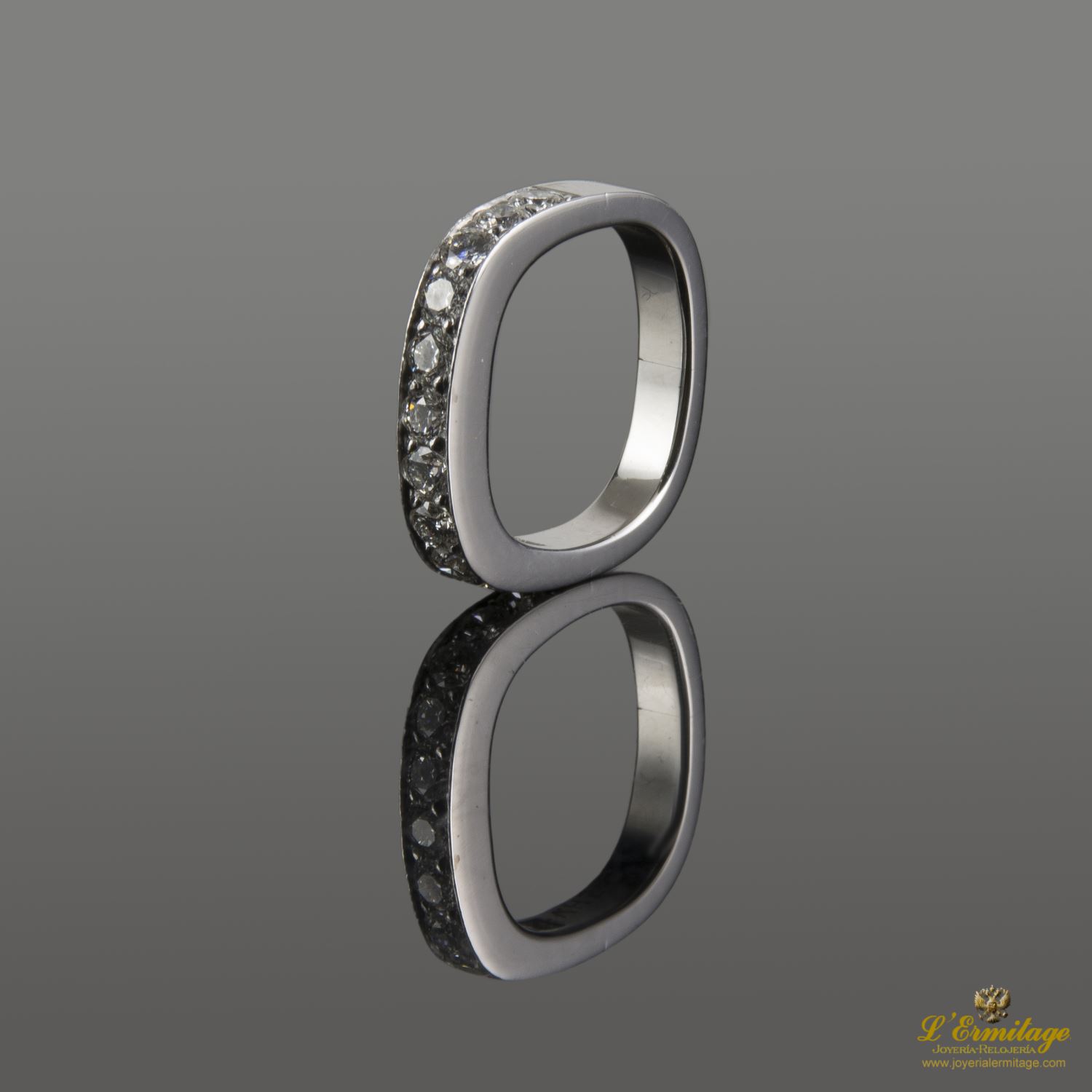 Sortija media alianza oro blanco y diamantes. Talla nº:13.