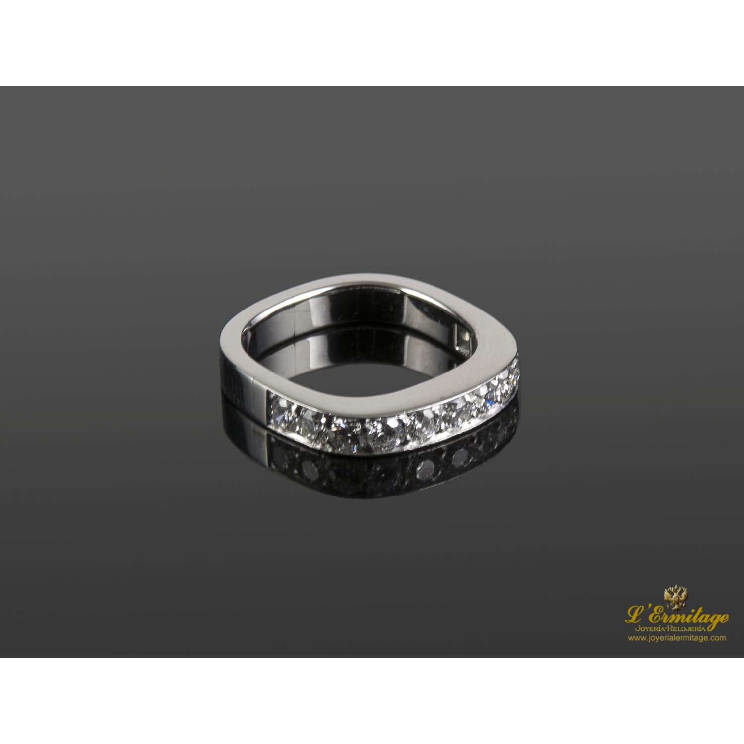 Sortija media alianza oro blanco y diamantes. Talla nº:13.