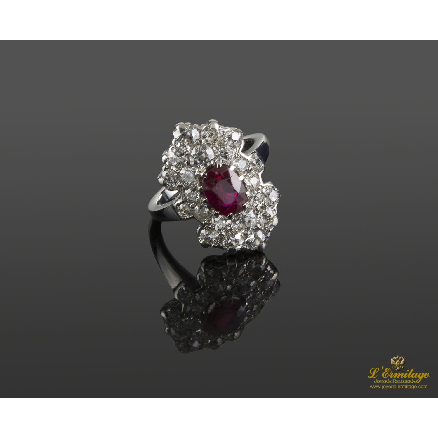 Sortija oro blanco rubí y diamantes.