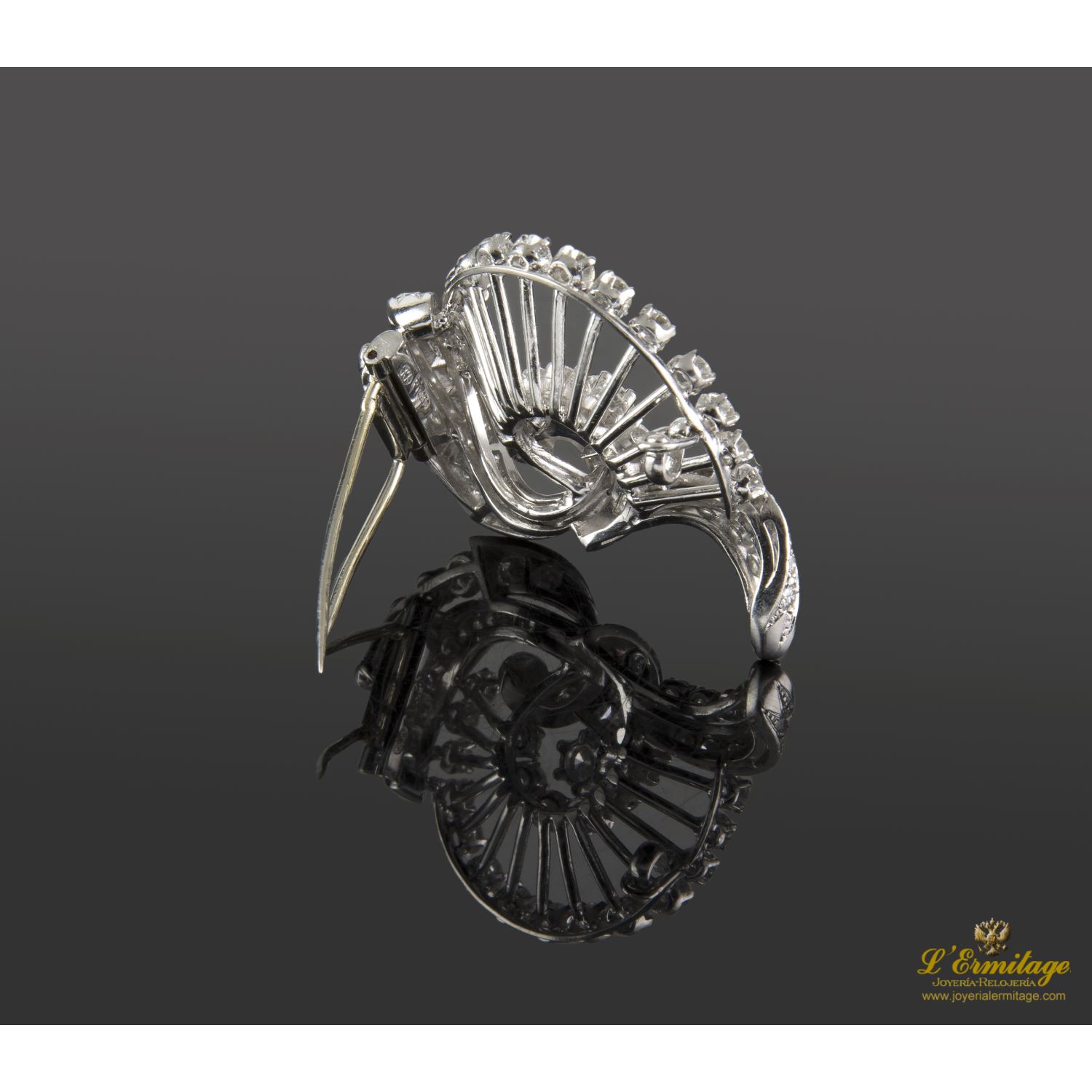 Broche realizado en oro blanco con brillantes y diamantes.