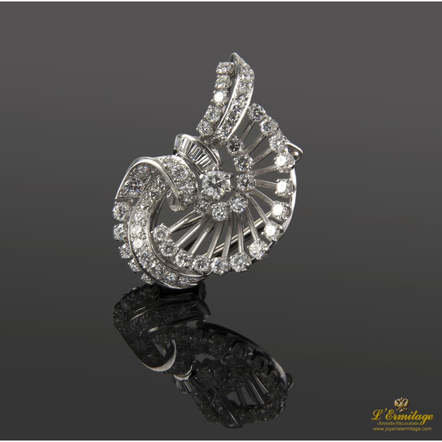 Broche realizado en oro blanco con brillantes y diamantes.