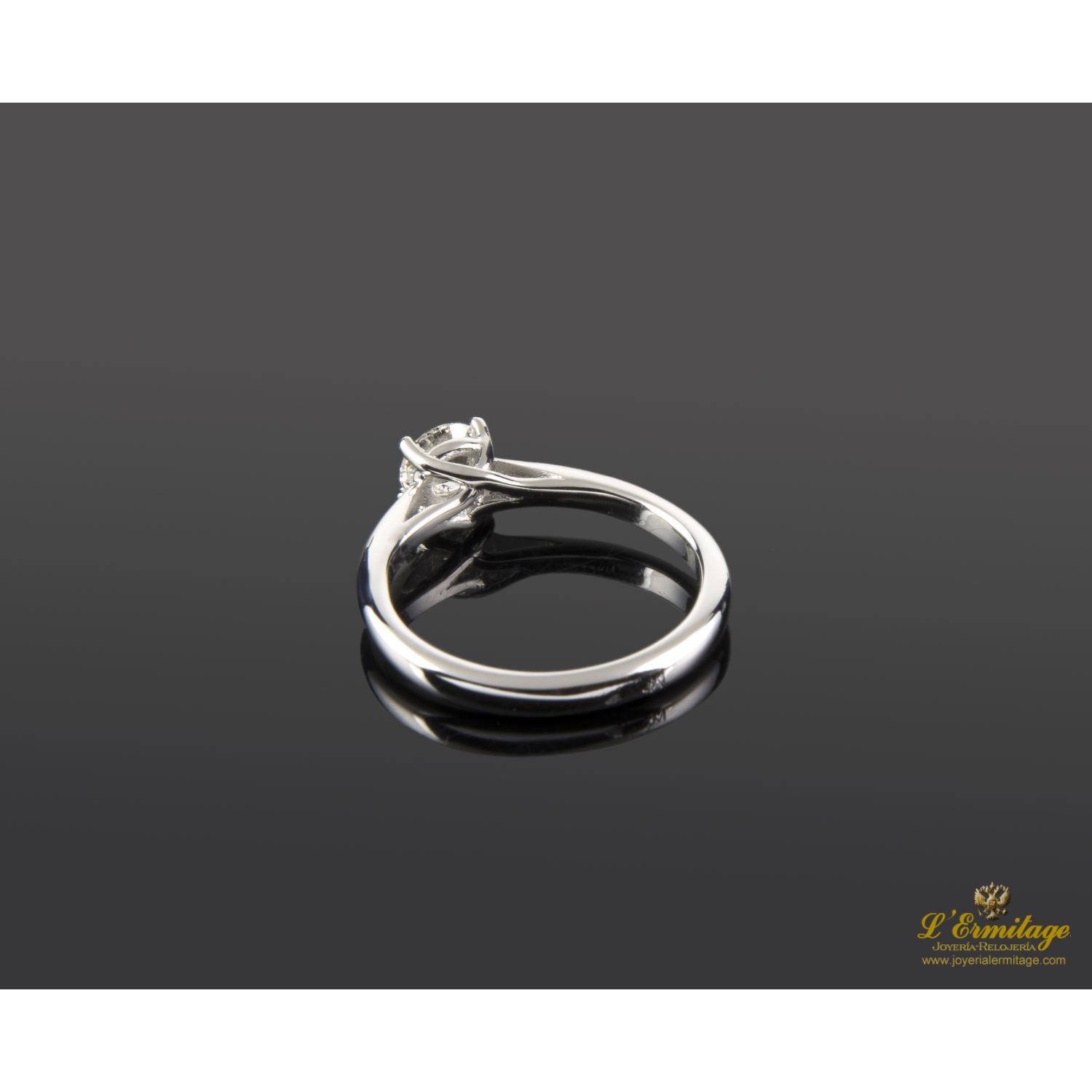 Sortija solitario oro blanco color h, pureza vs1 y peso 0,55 cts.