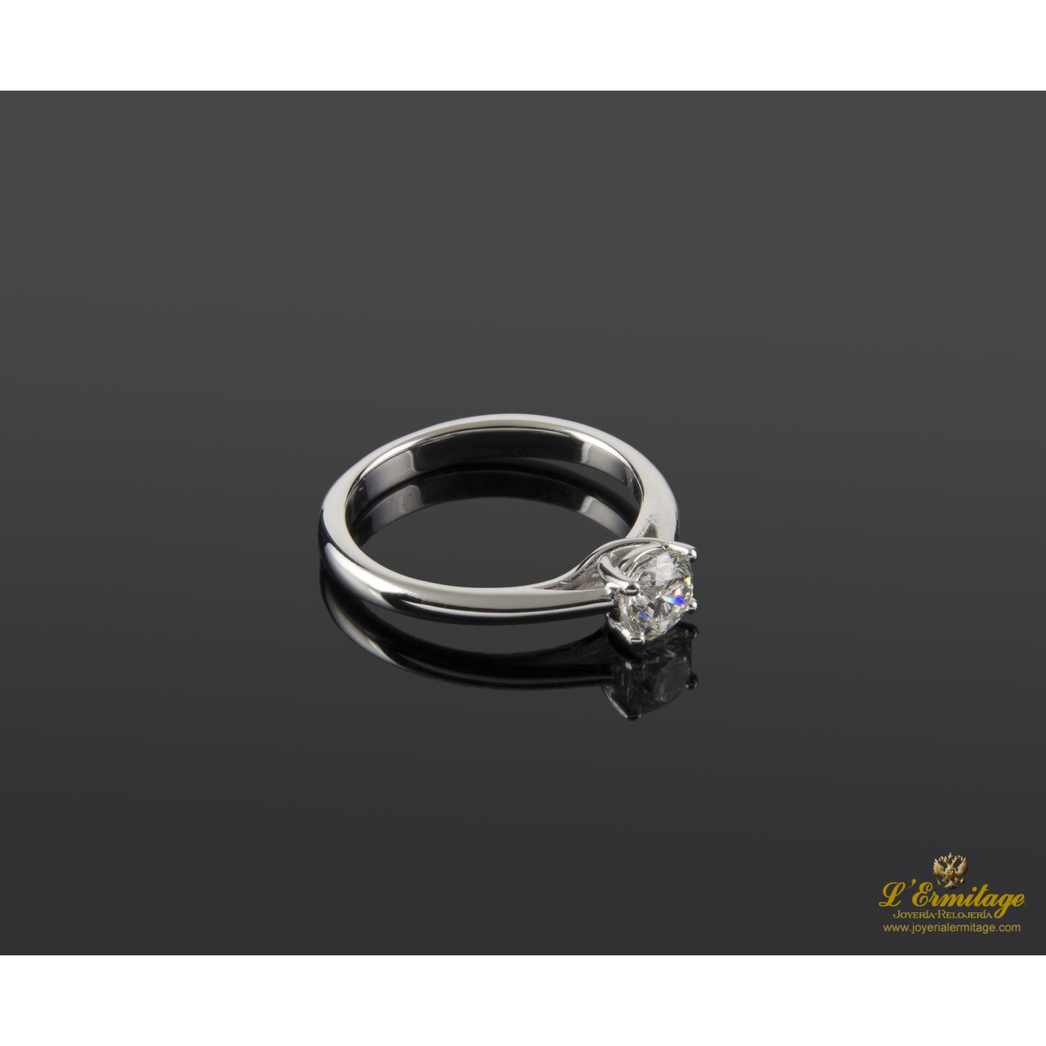 Sortija solitario oro blanco color h, pureza vs1 y peso 0,55 cts.