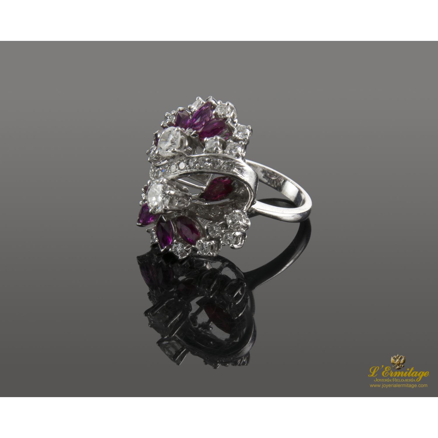 Sortija oro blanco brillantes y rubíes.