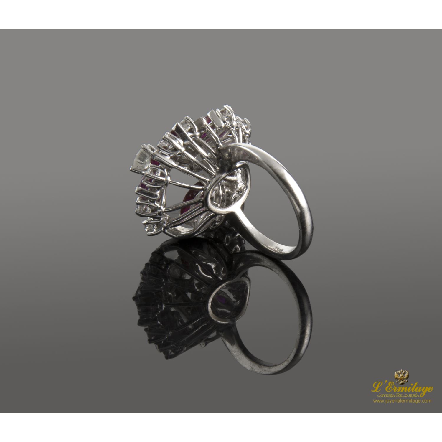 Sortija oro blanco brillantes y rubíes.