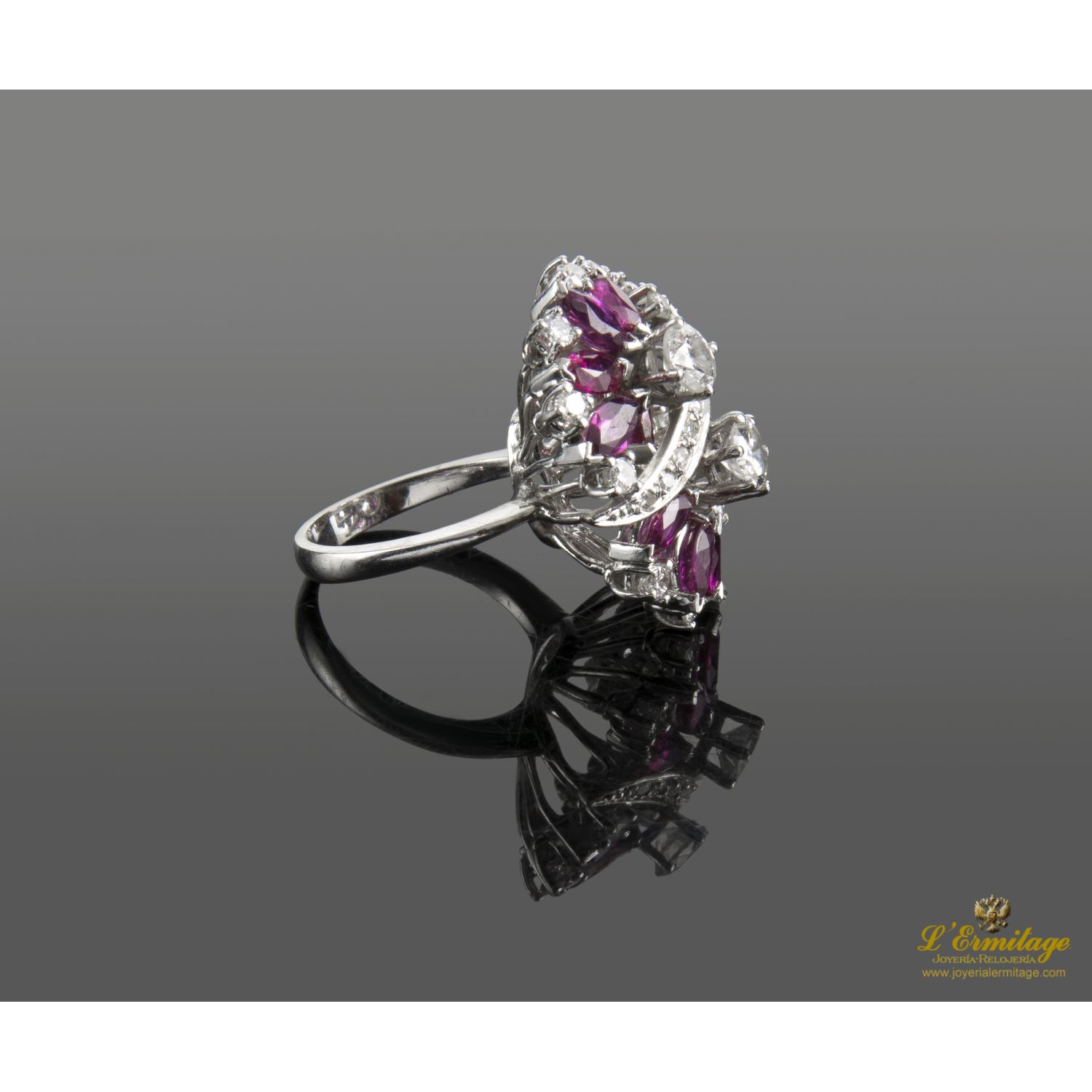 Sortija oro blanco brillantes y rubíes.