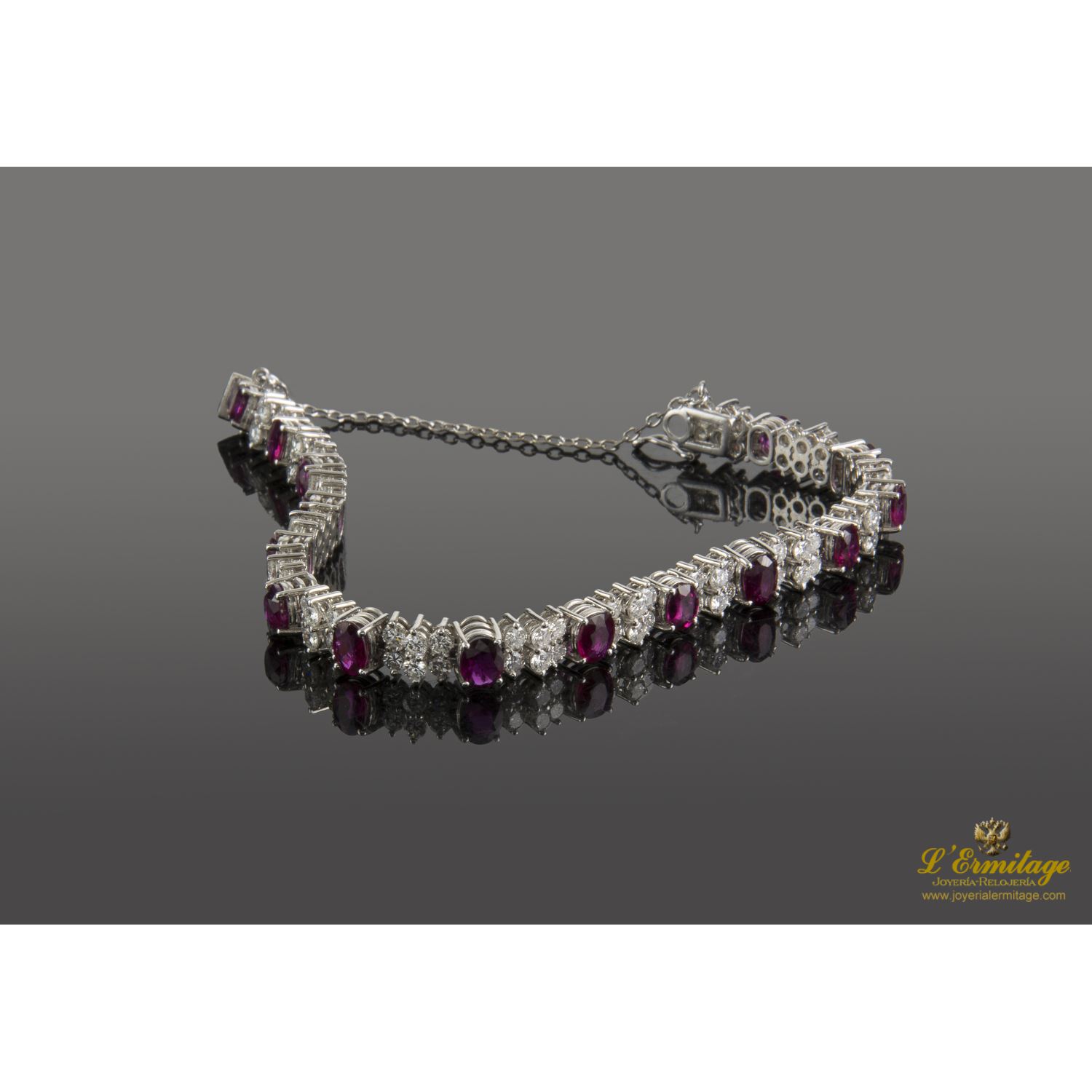 Pulsera oro blanco rubíes y diamantes.
