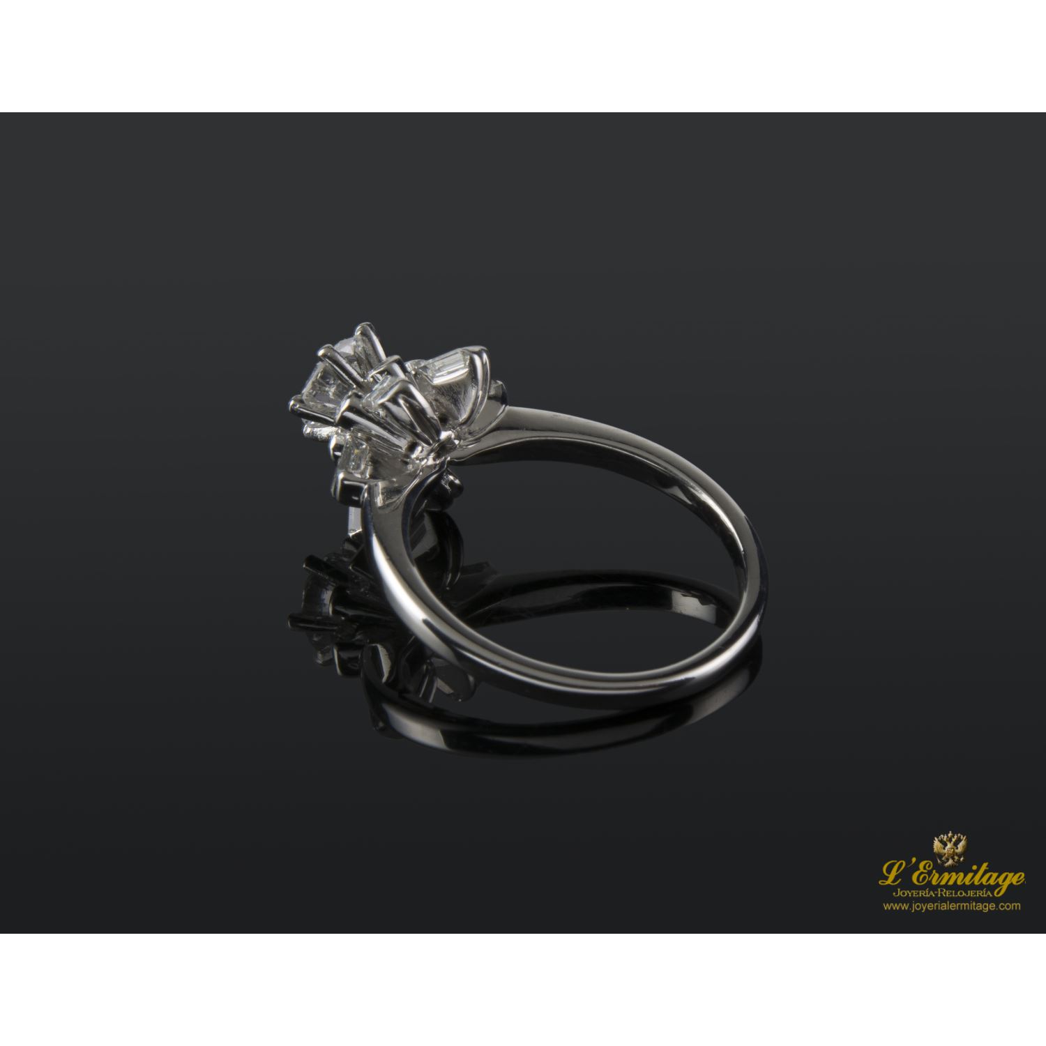 Sortija solitario oro blanco y diamantes color g, pureza si1 y peso 0.65 Cts.