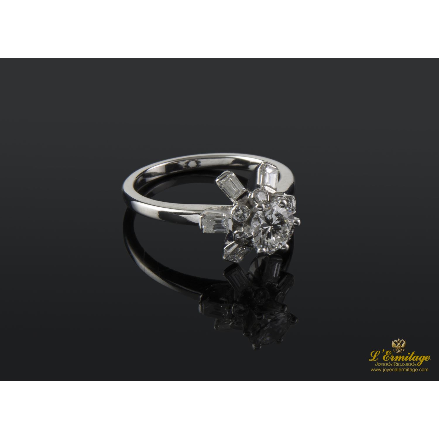 Sortija solitario oro blanco y diamantes color g, pureza si1 y peso 0.65 Cts.