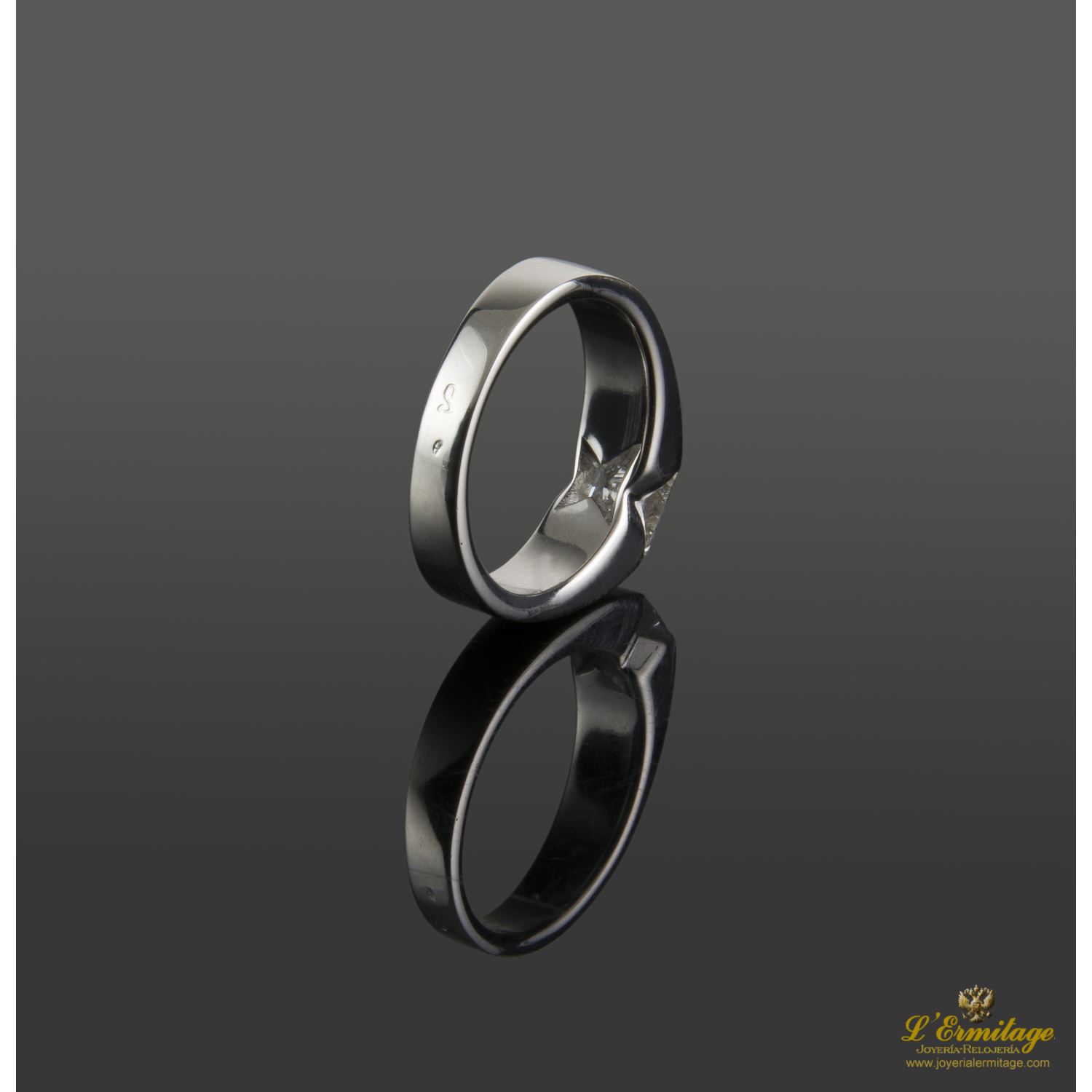 Sortija solitario en oro blanco brillante princesa 0,72ct.