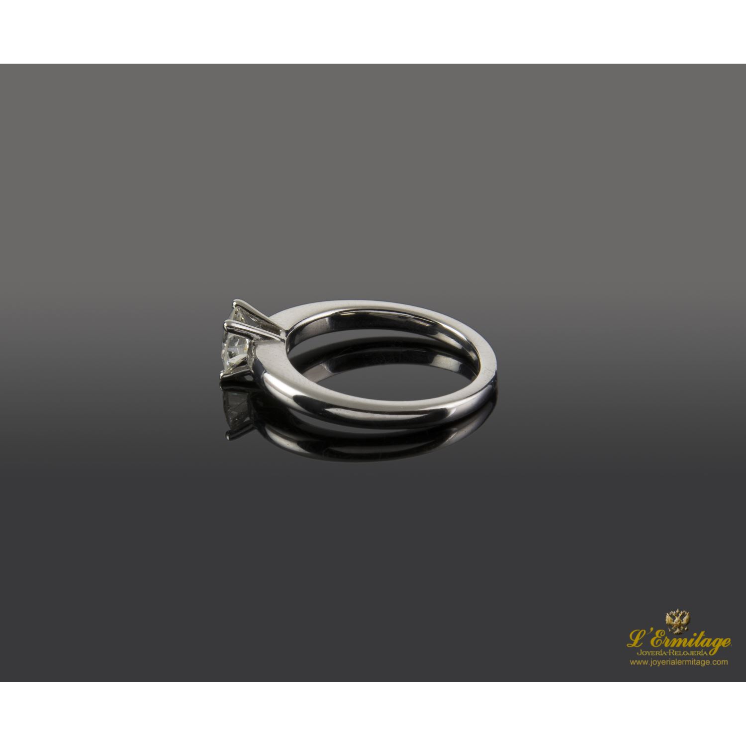 Sortija solitario oro blanco color i, pureza si1 y peso 0,70 cts.