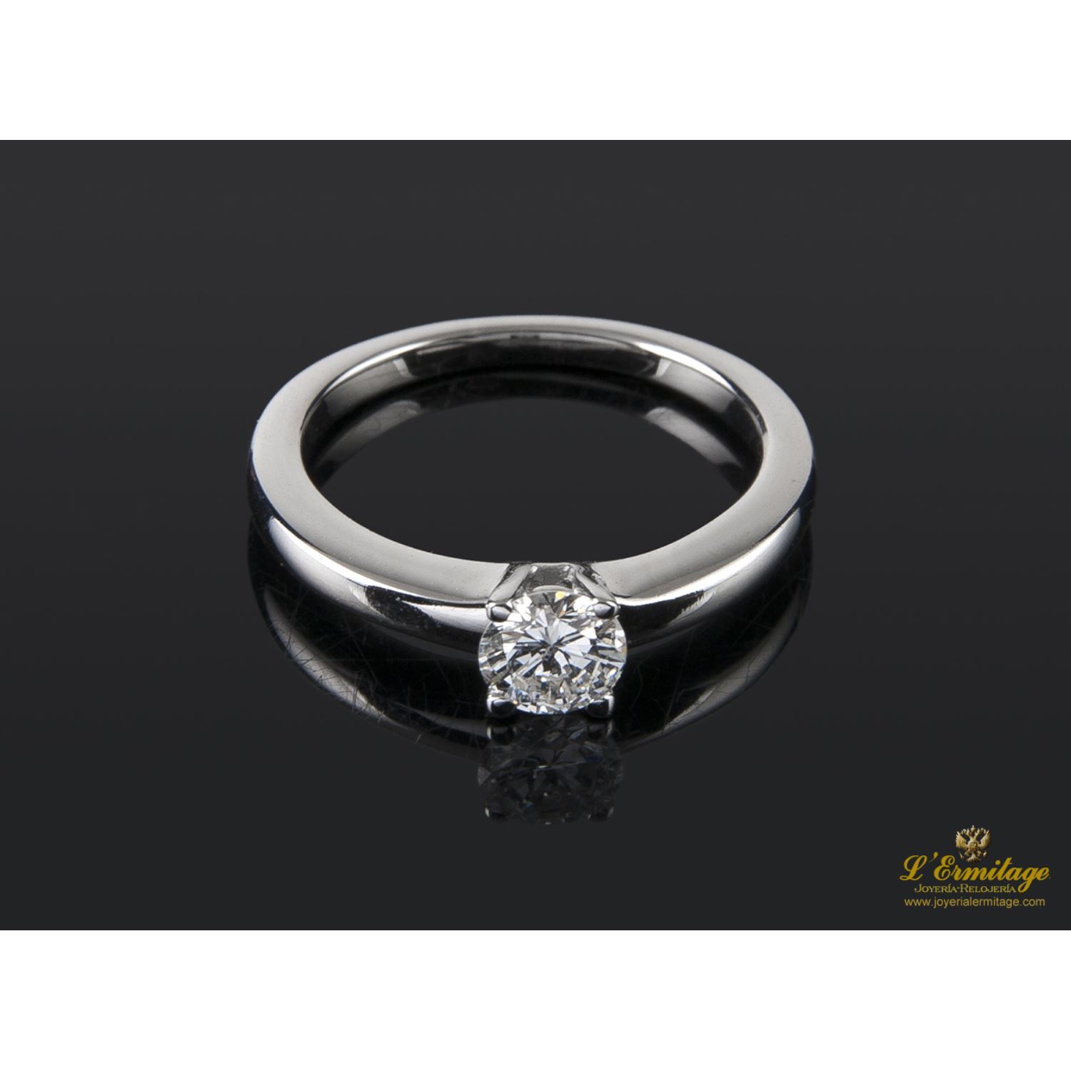 Sortija solitario oro blanco.