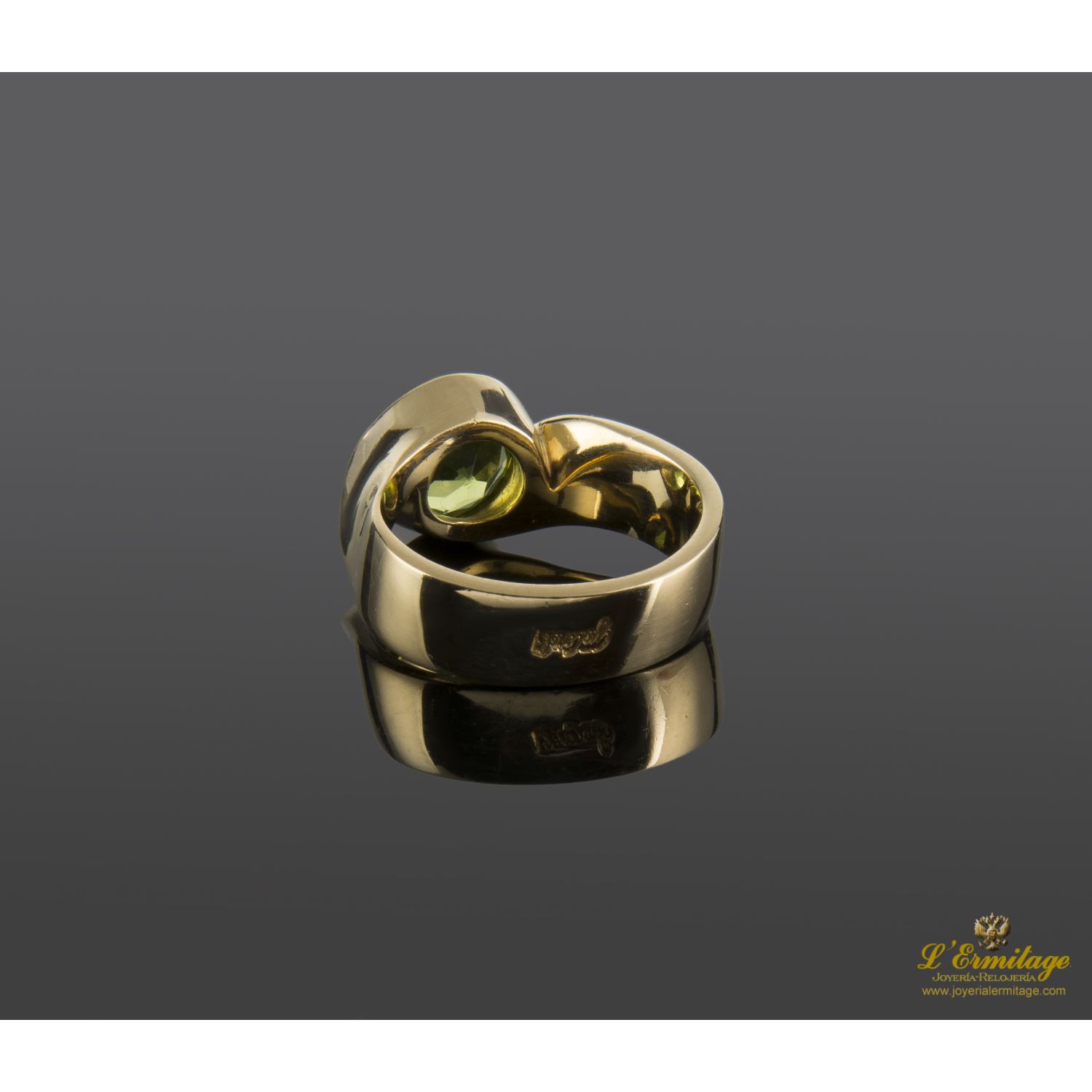 Solitario en oro amarillo con olivino talla brillante