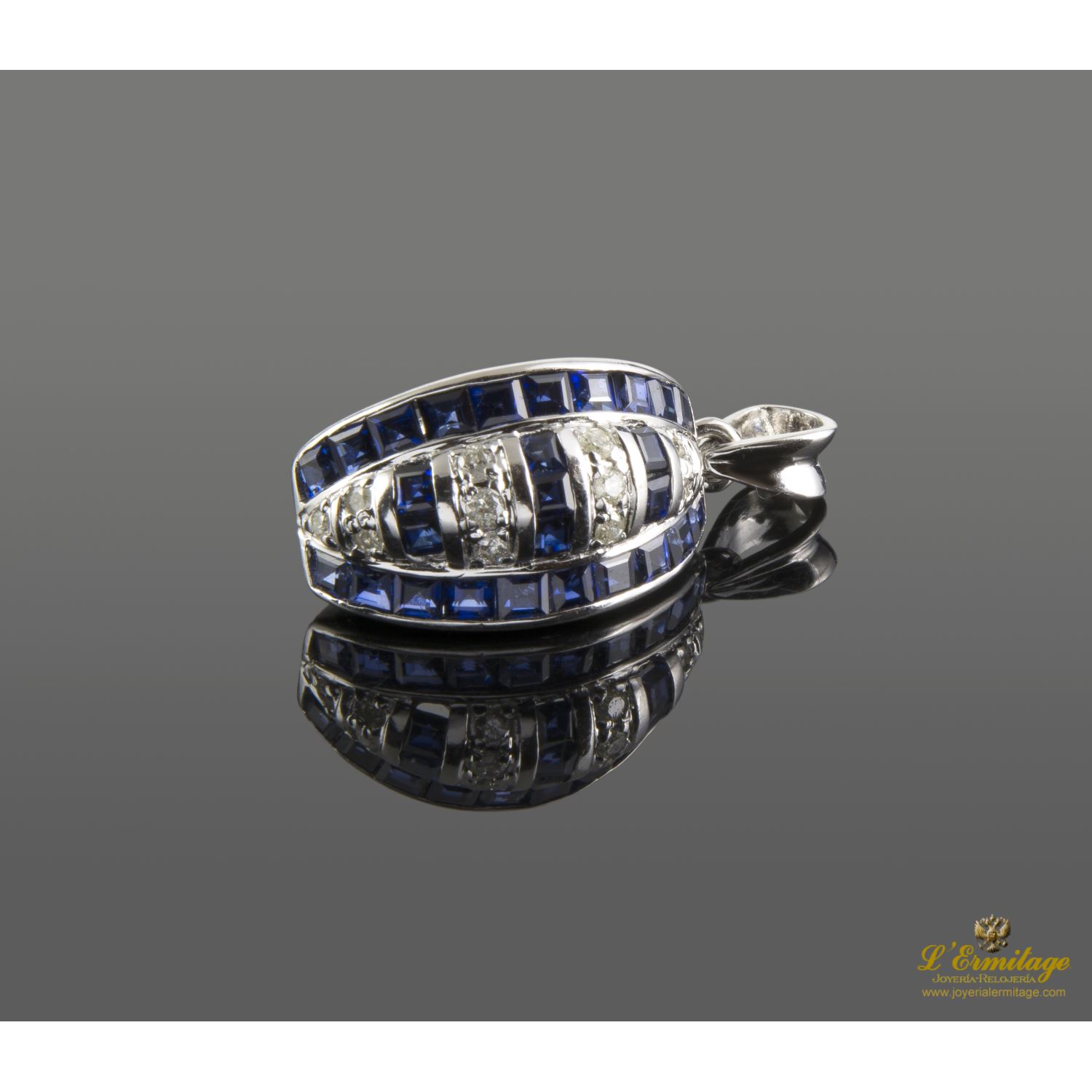 Colgante en oro blanco con zafiros y brillantes.