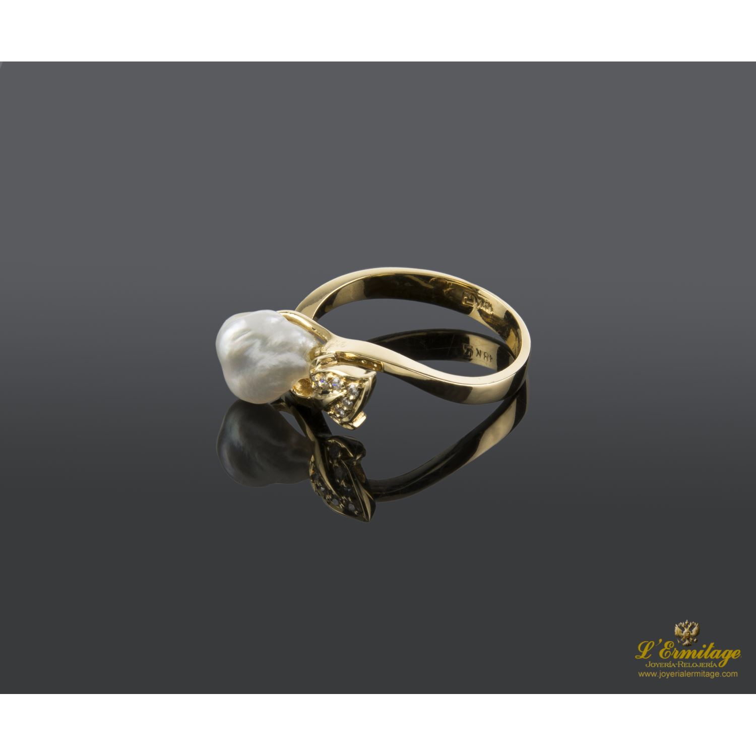 Sortija en oro amarillo con perla y brillantes.