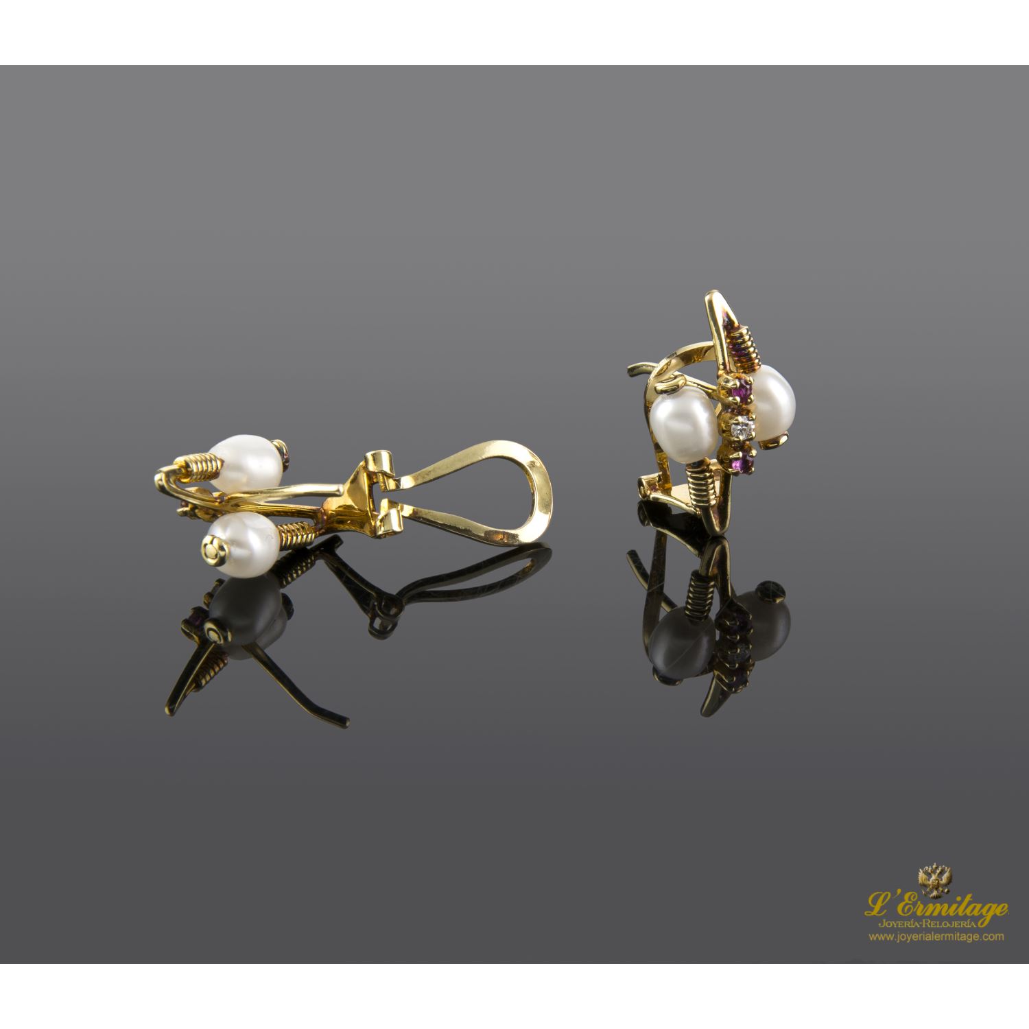 Pendientes en oro amarillo con perlas rubíes y brillantes.
