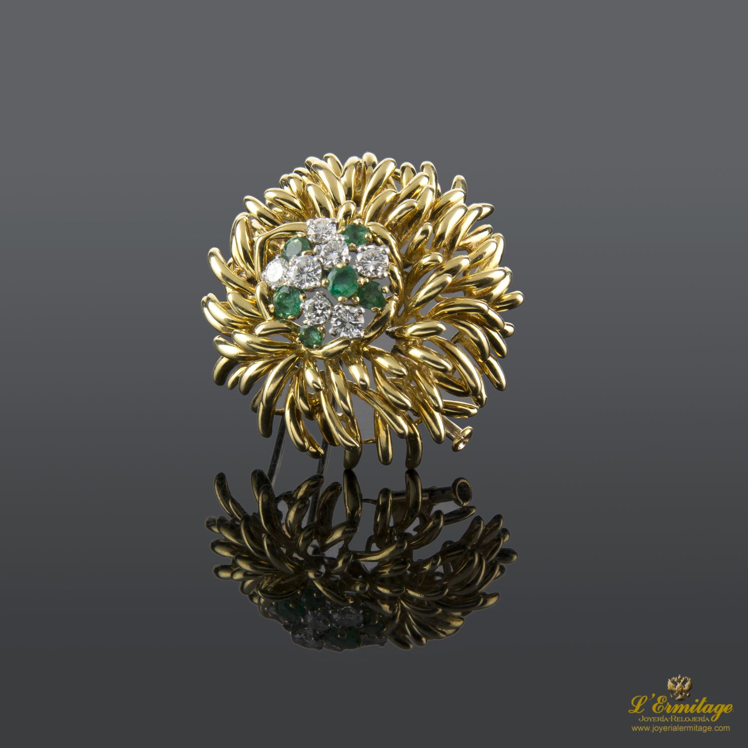 Broche en forma de flor con esmeraldas y brillantes