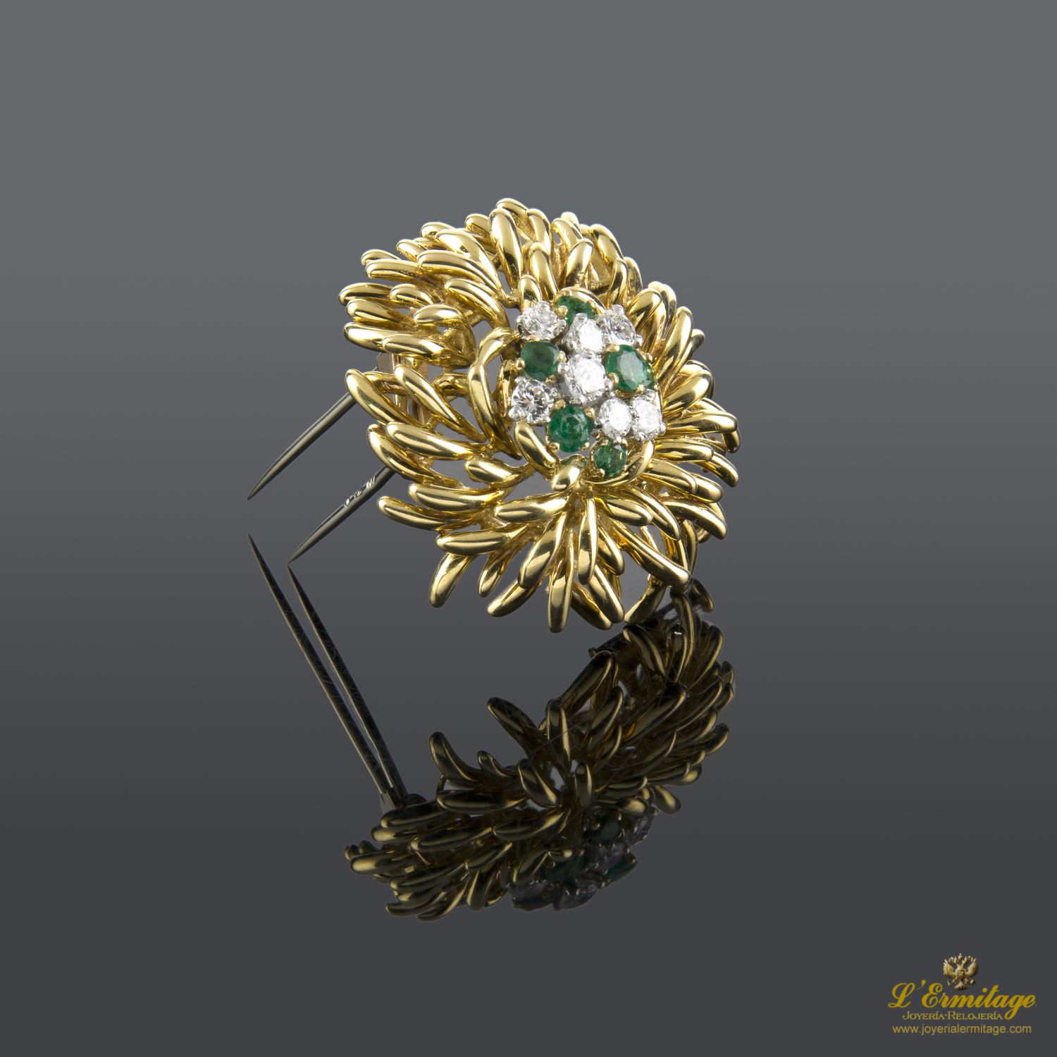 Broche en forma de flor con esmeraldas y brillantes