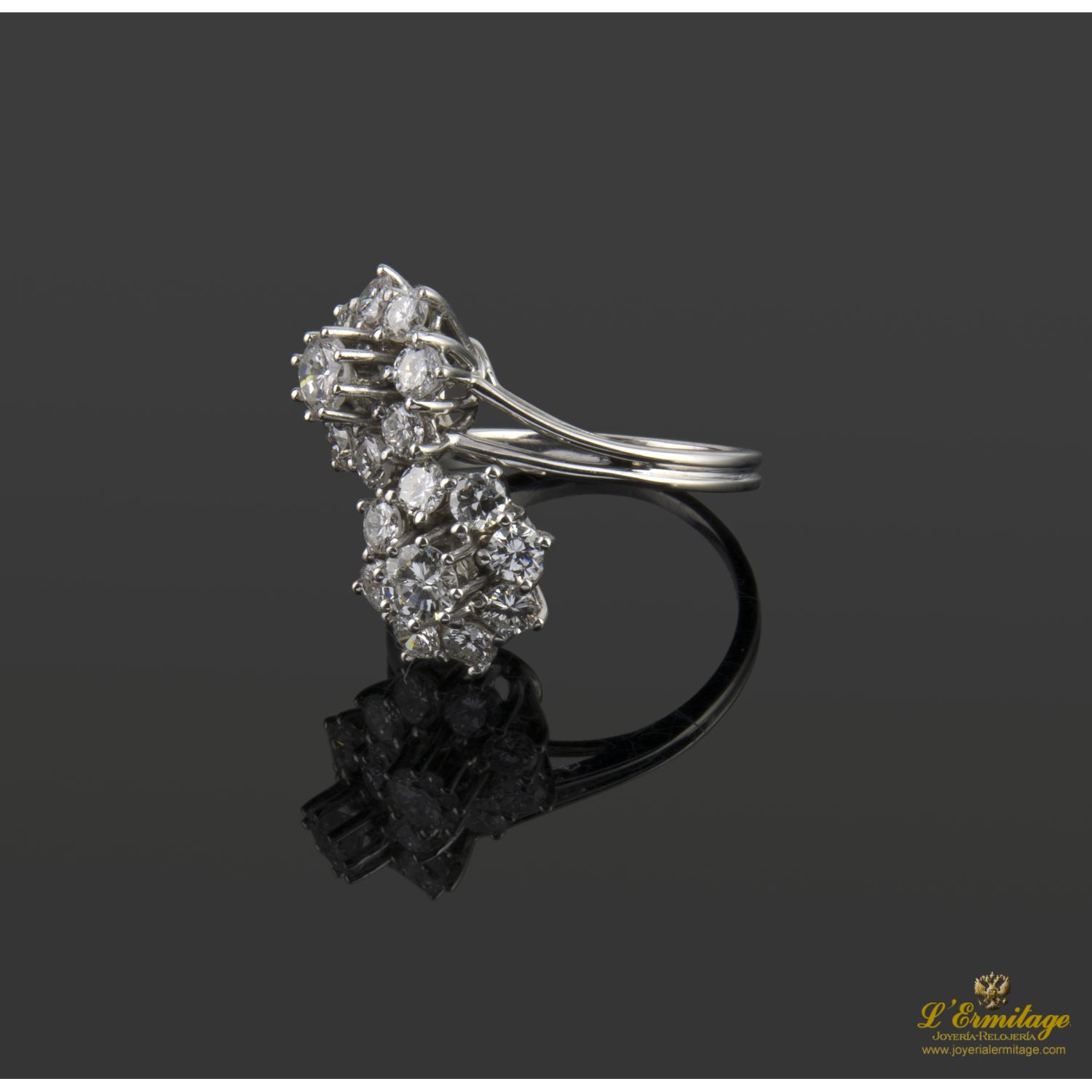 Sortija oro blanco y diamantes.