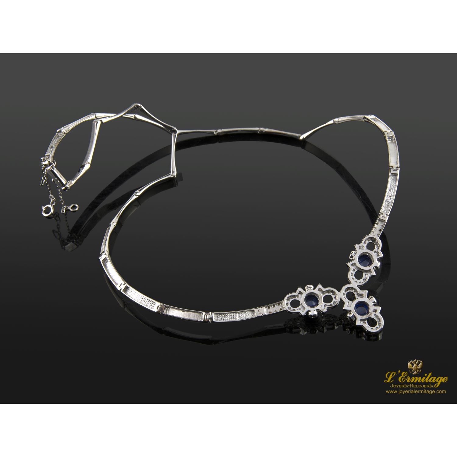 Gargantilla oro blanco articulada zafiros cabuchón y diamantes