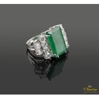 Sortija en oro blanco con esmeralda y brillantes. Talla 11.