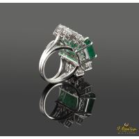 Sortija en oro blanco con esmeralda y brillantes. Talla 11.