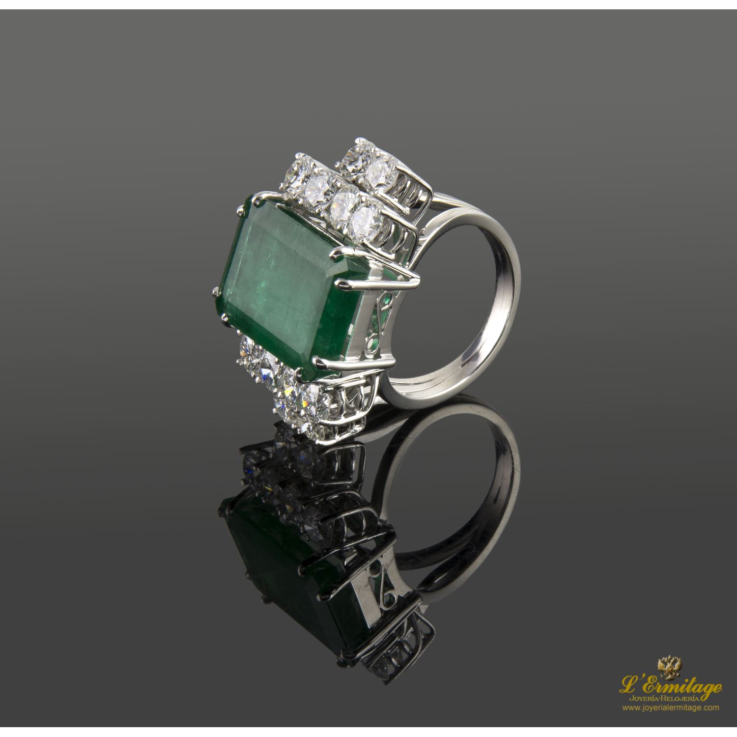 Sortija en oro blanco con esmeralda y brillantes. Talla 11.