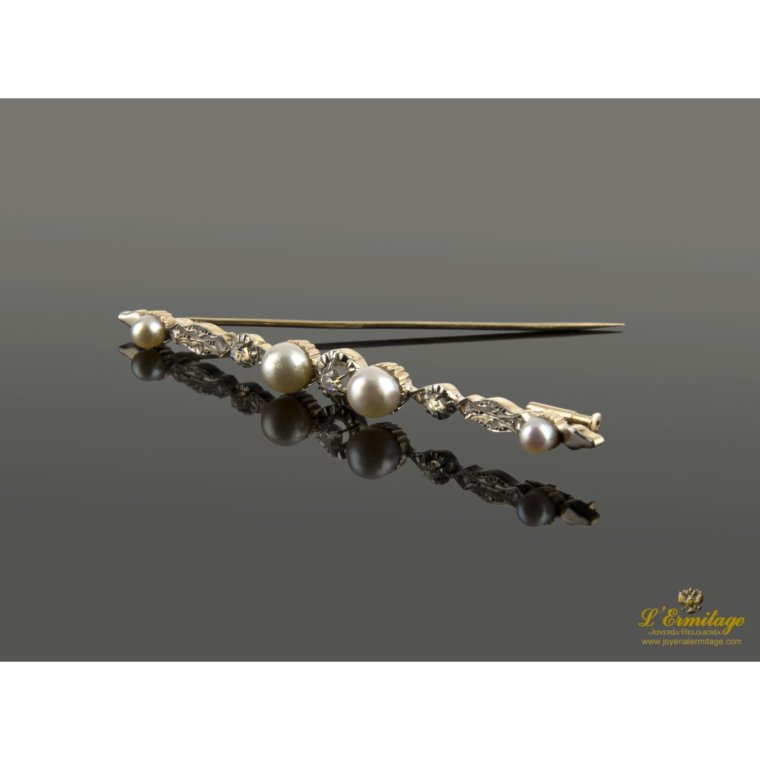 Broche en oro amarillo y oro blano con diamantes y perlas.