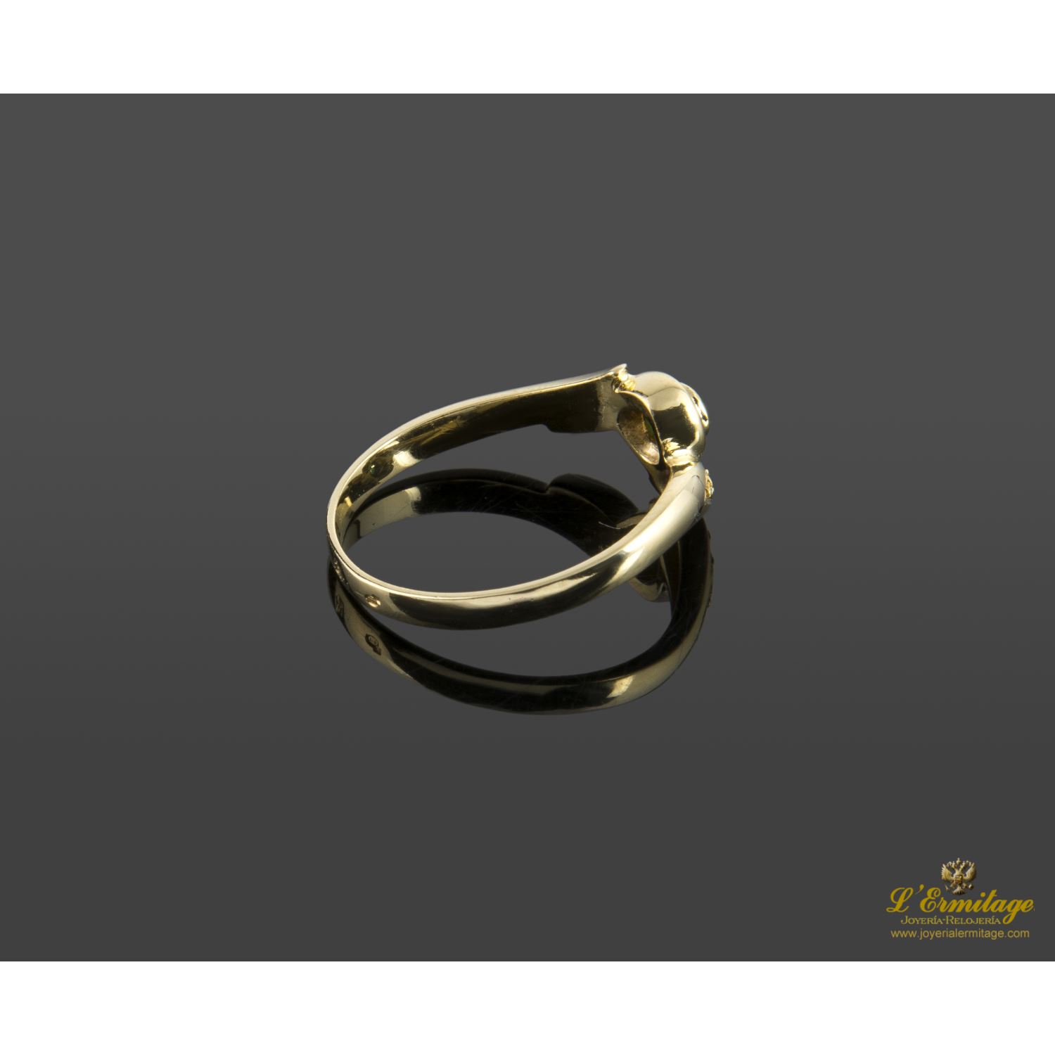 Sortija en oro amarillo con esmeralda y brillantes.