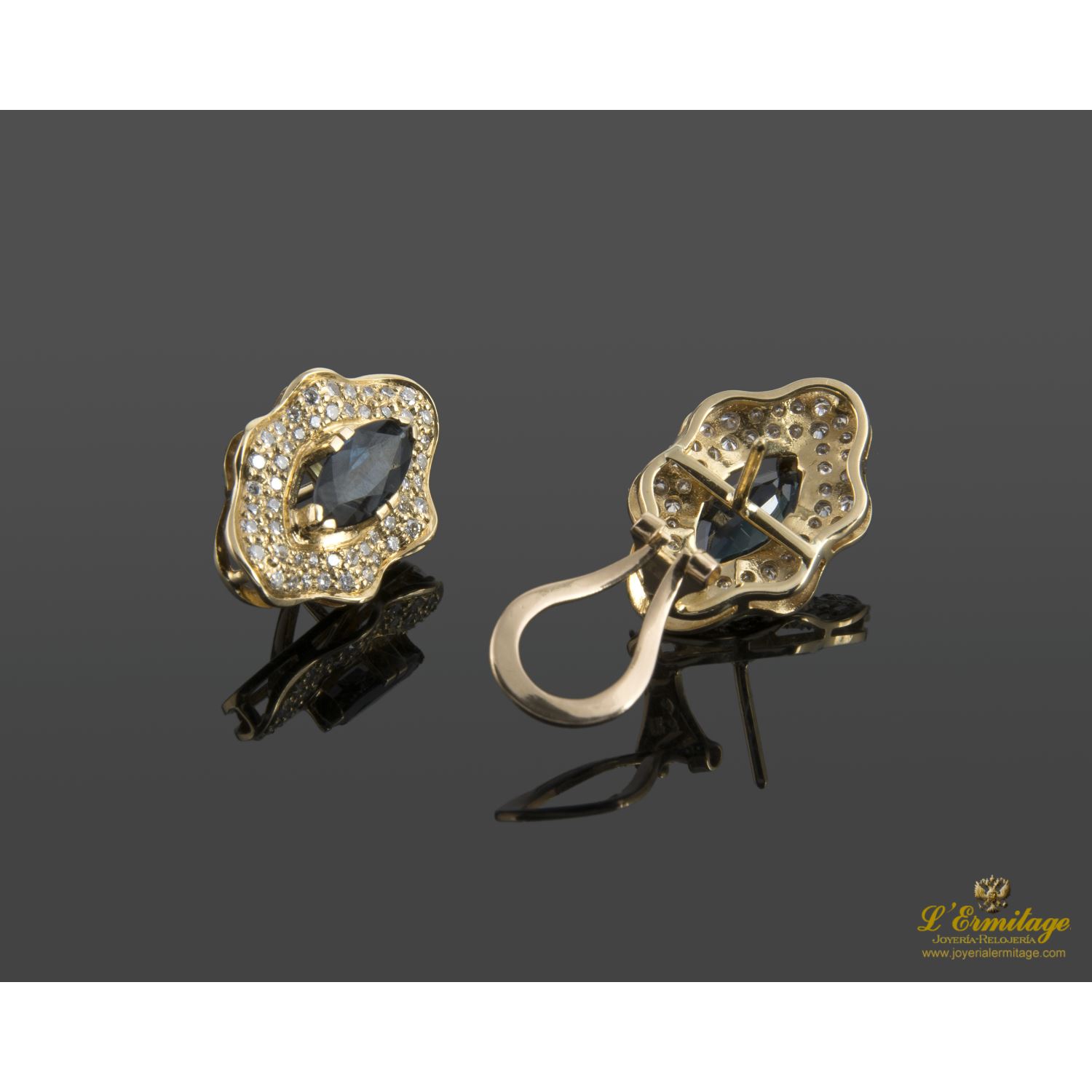 Pendeintes en oro amarillo con zafiros y brillantes.