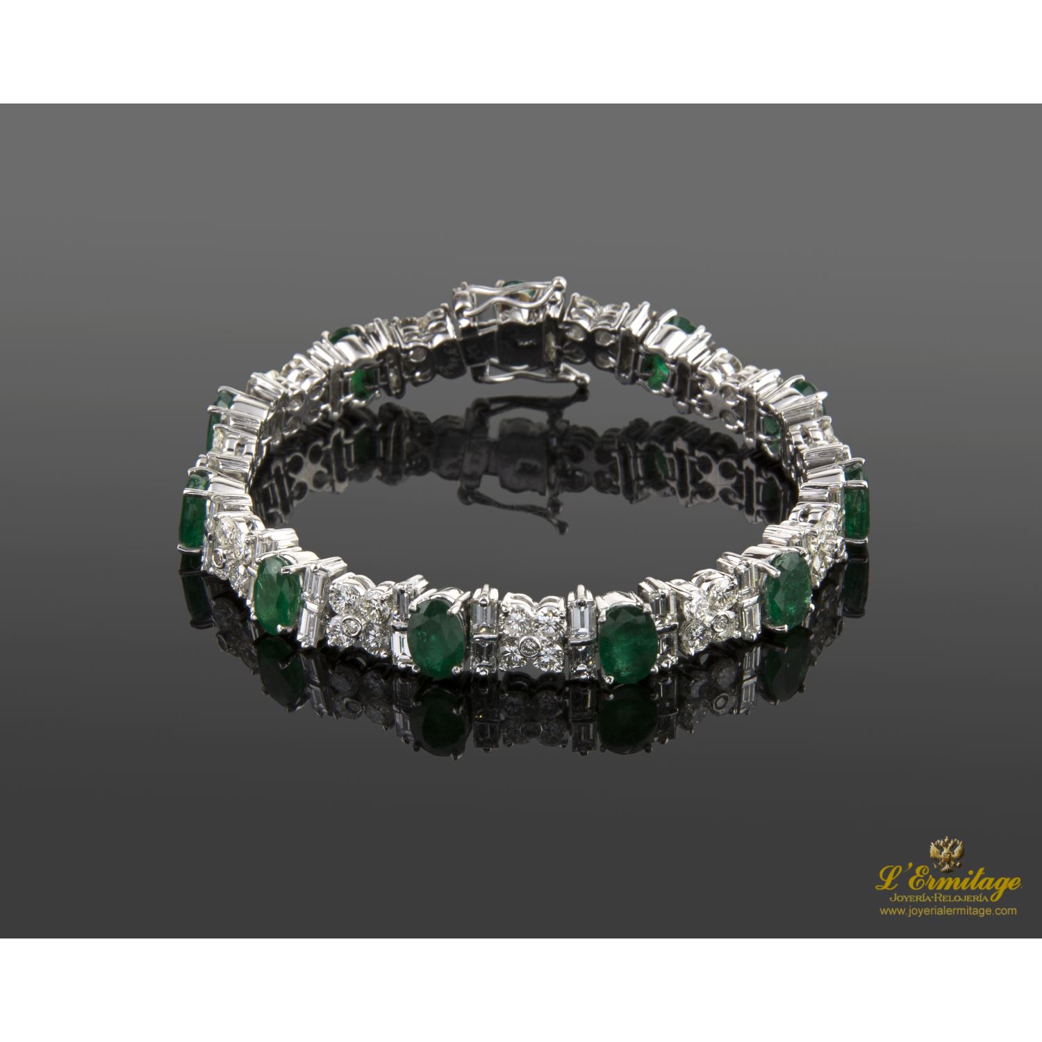 Pulsera en oro blanco con esmeraldas y brillantes.
