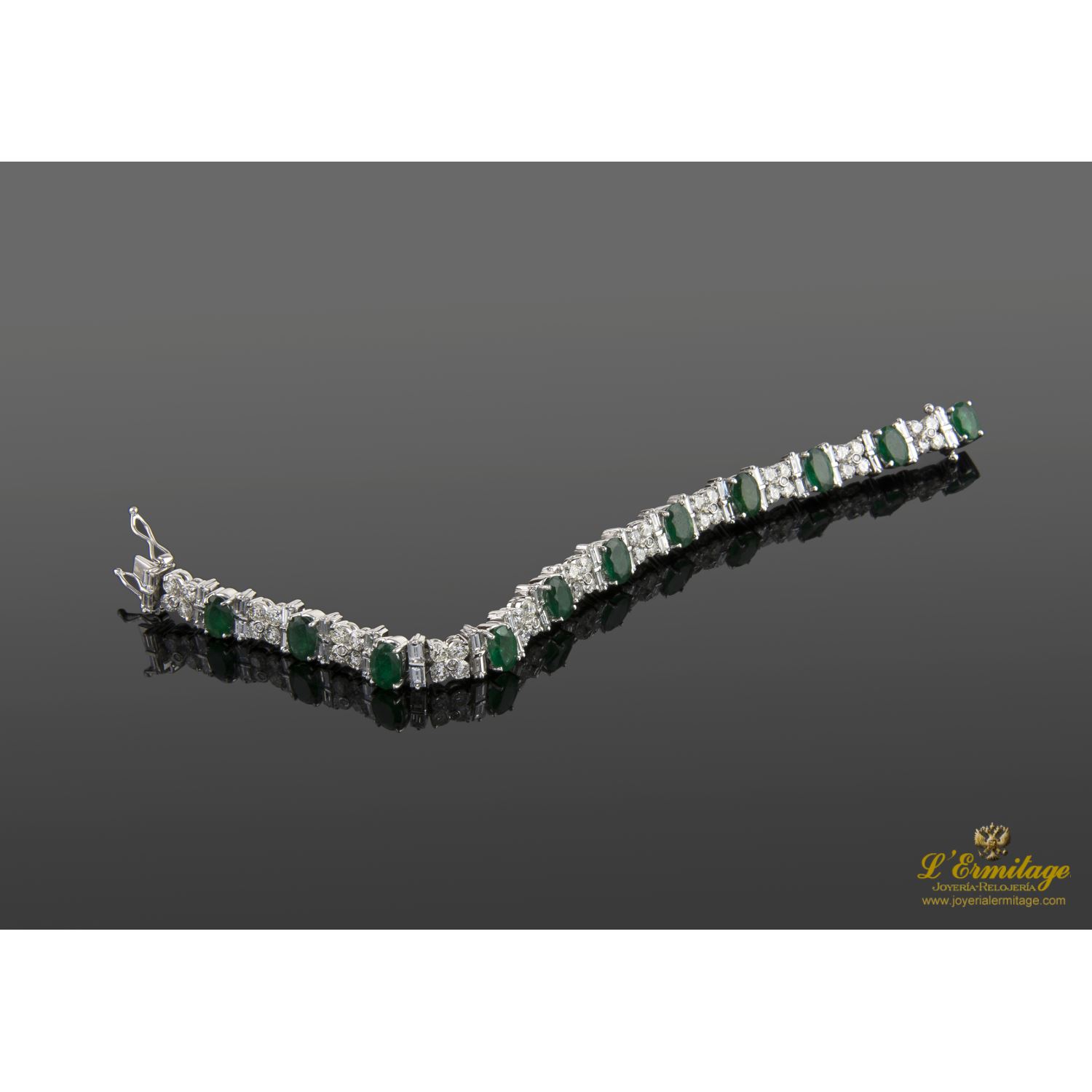 Pulsera en oro blanco con esmeraldas y brillantes.