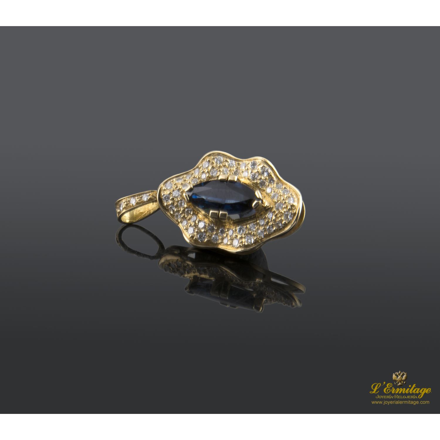 Colgante en oro amarillo con zafiro y brillantes.