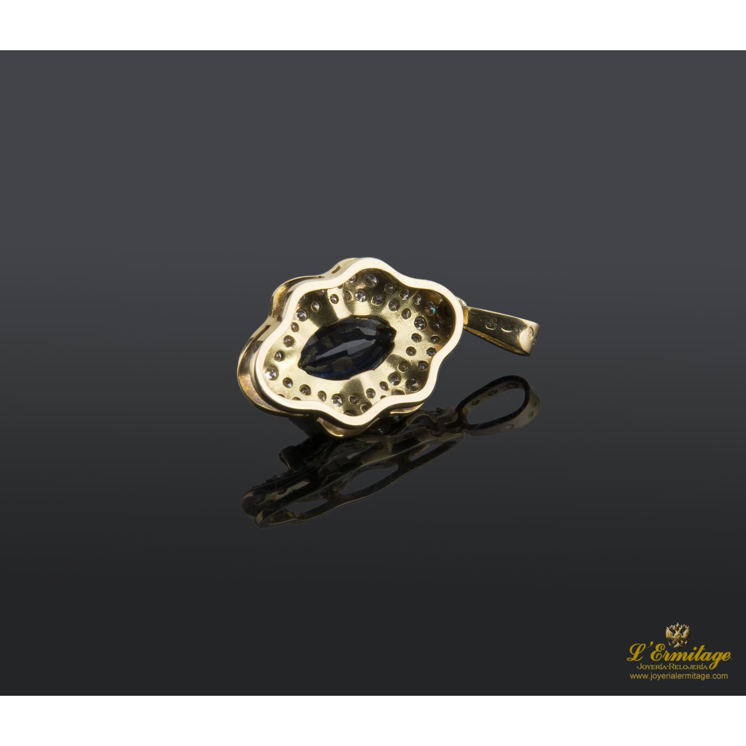 Colgante en oro amarillo con zafiro y brillantes.