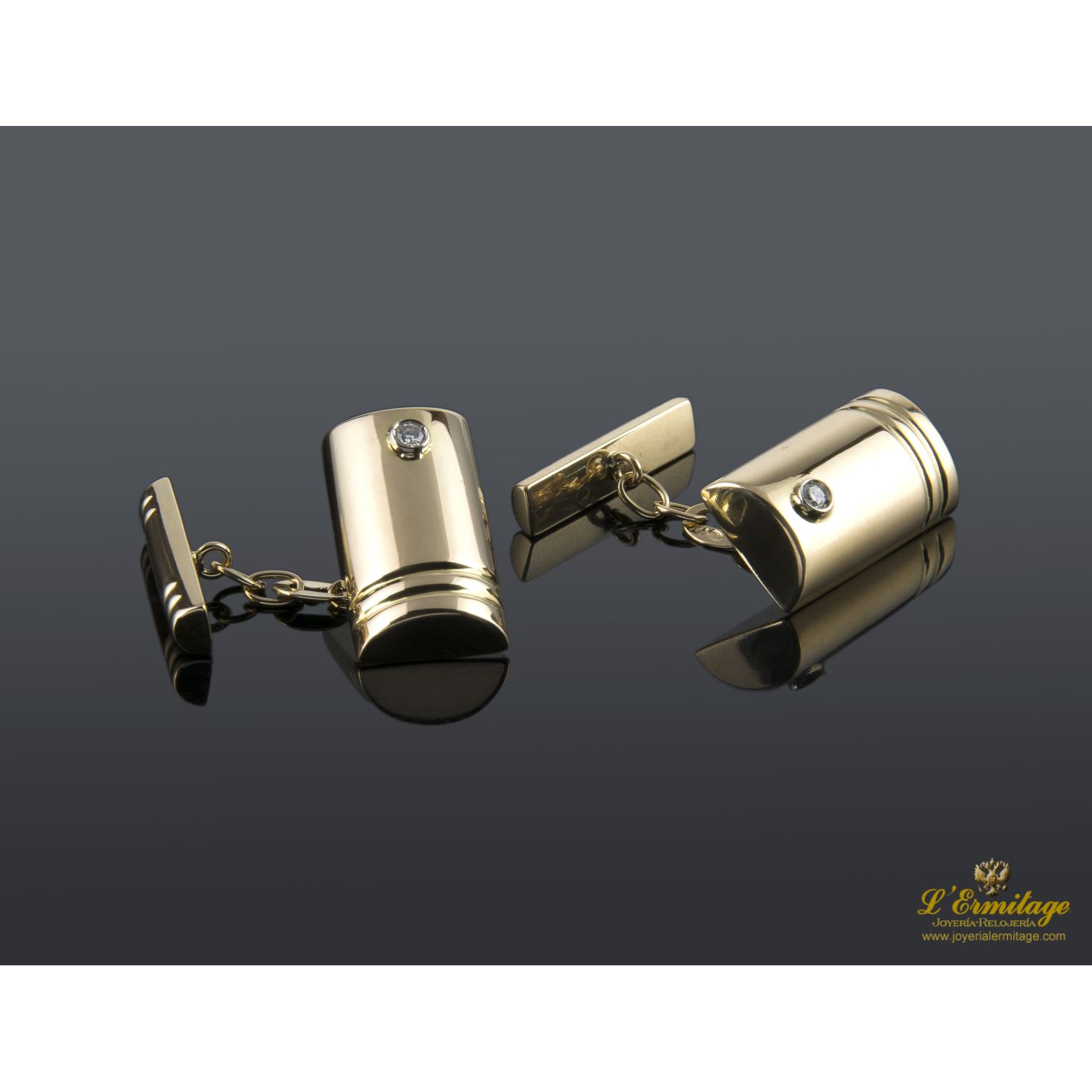 Gemelos realizados en oro amarillo con brillantes.