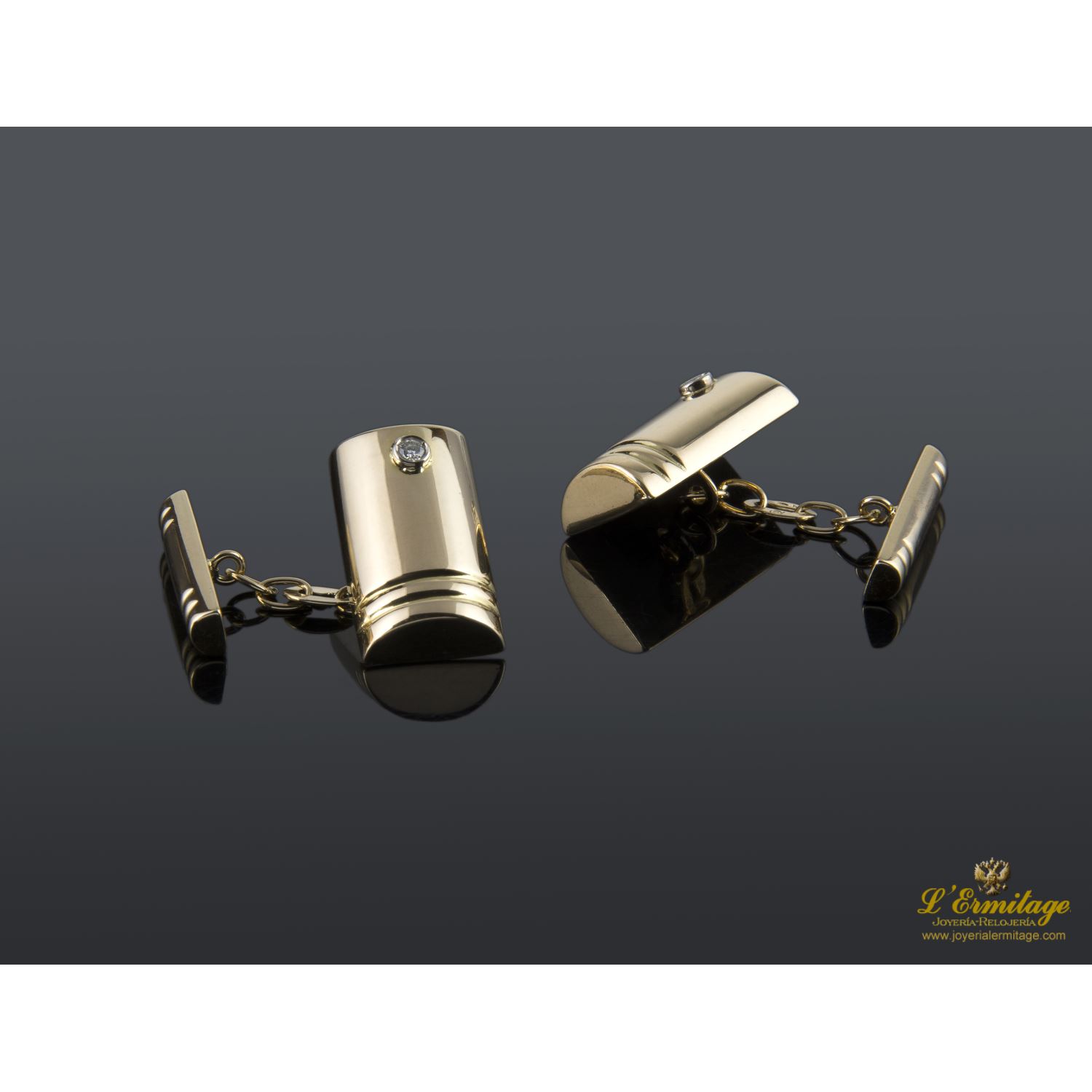 Gemelos realizados en oro amarillo con brillantes.