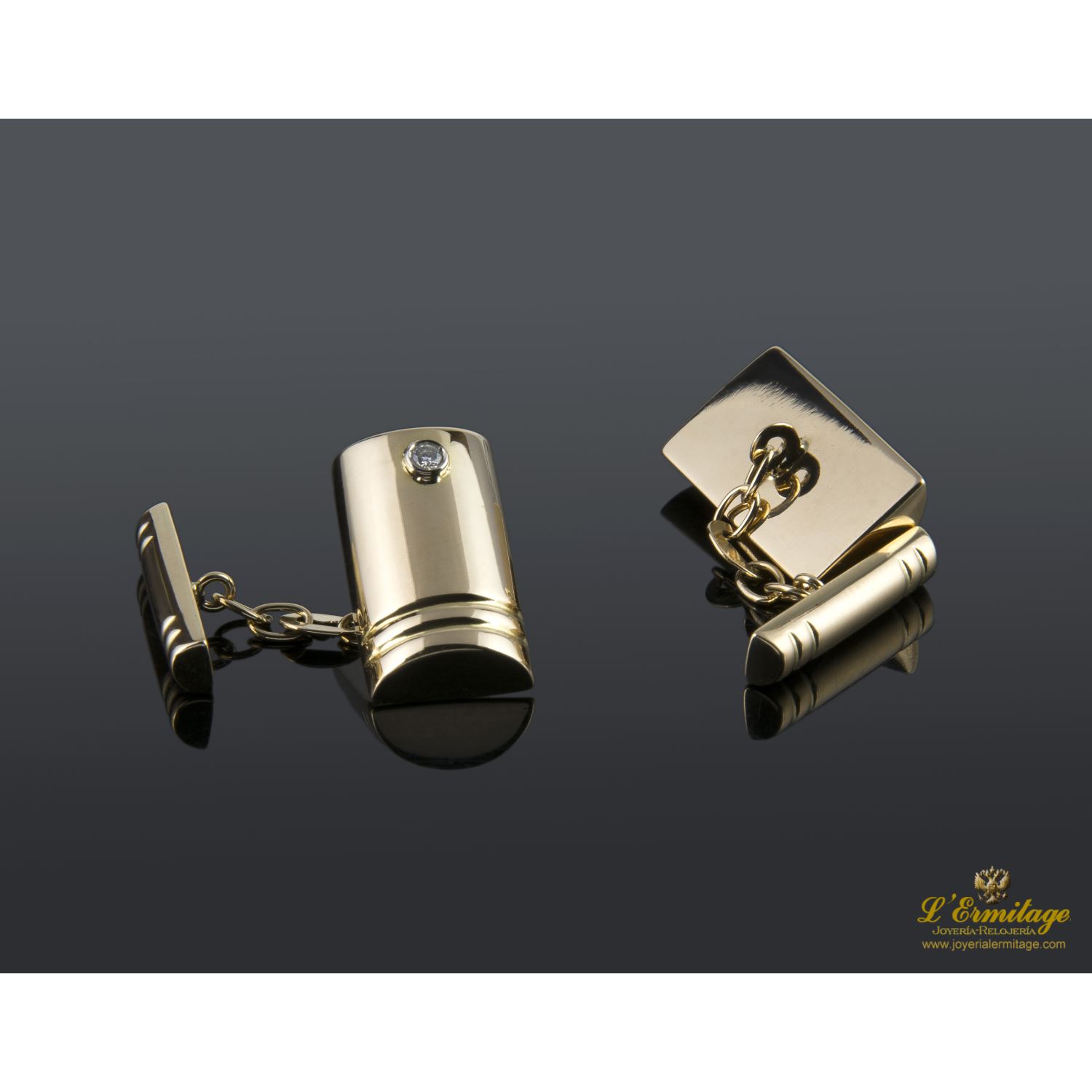 Gemelos realizados en oro amarillo con brillantes.