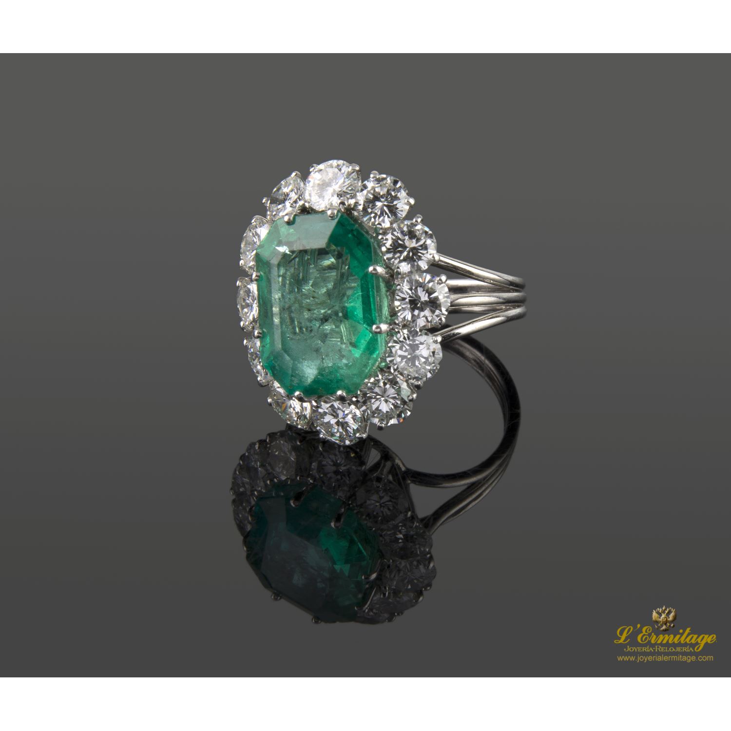 Anillo oro blanco esmeralda y orla de diamantes