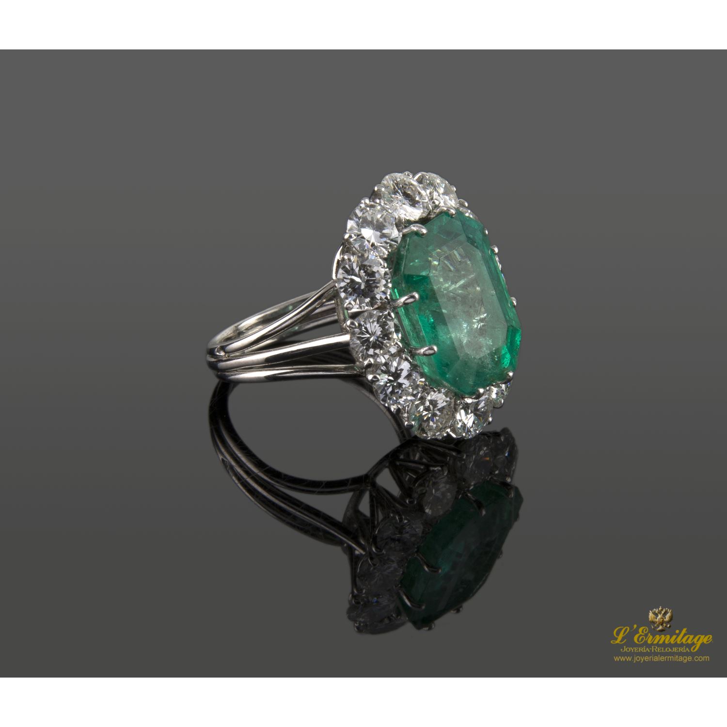 Anillo oro blanco esmeralda y orla de diamantes