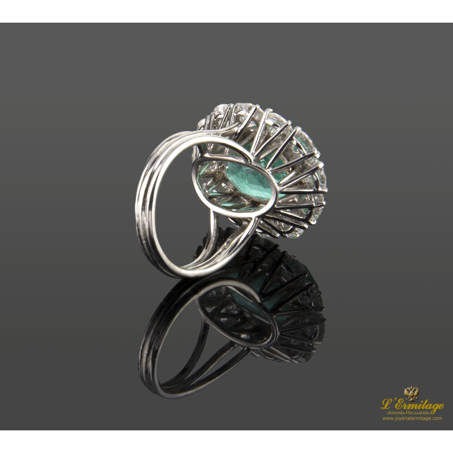 Anillo oro blanco esmeralda y orla de diamantes