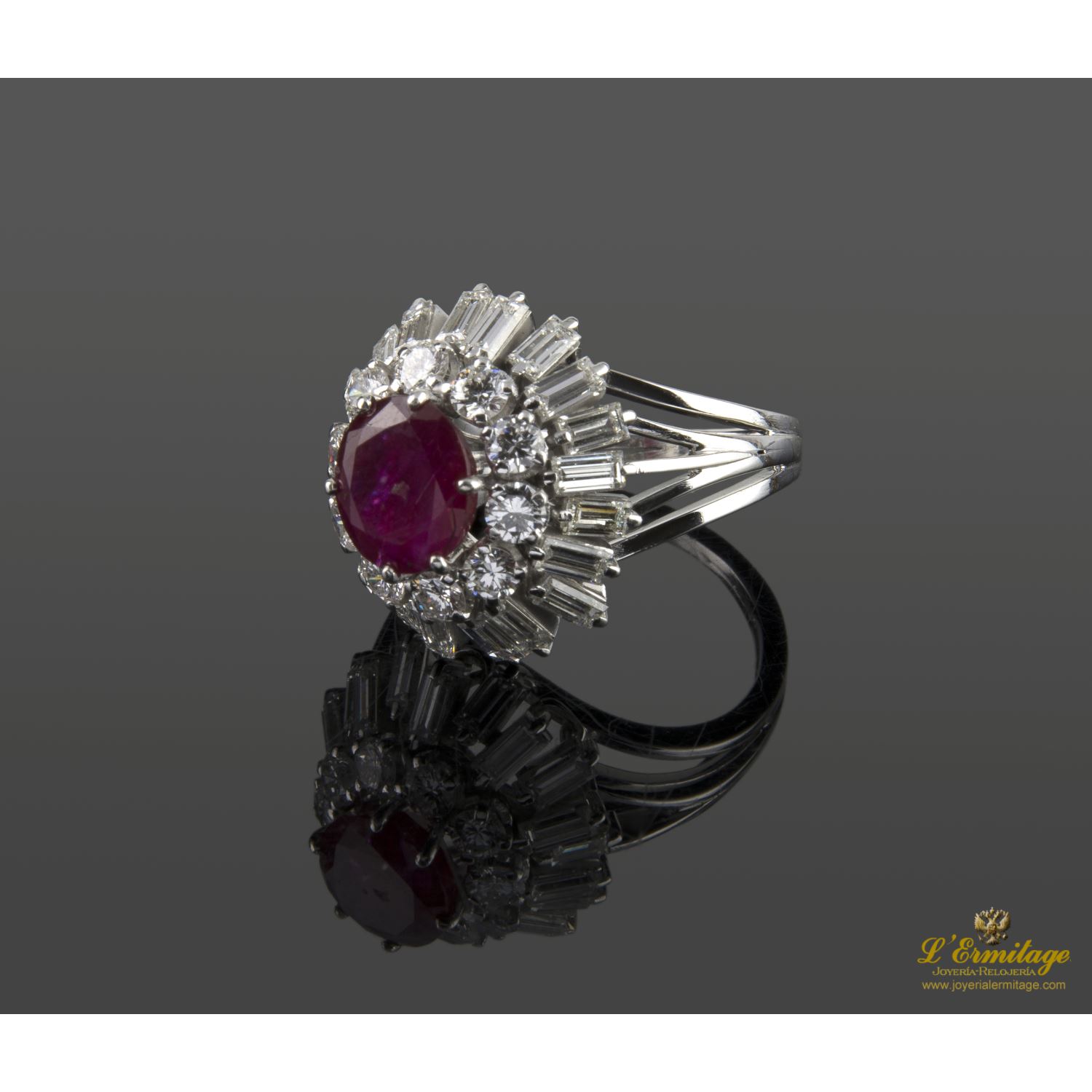 Anillo oro blanco rubí baguettes y diamantes