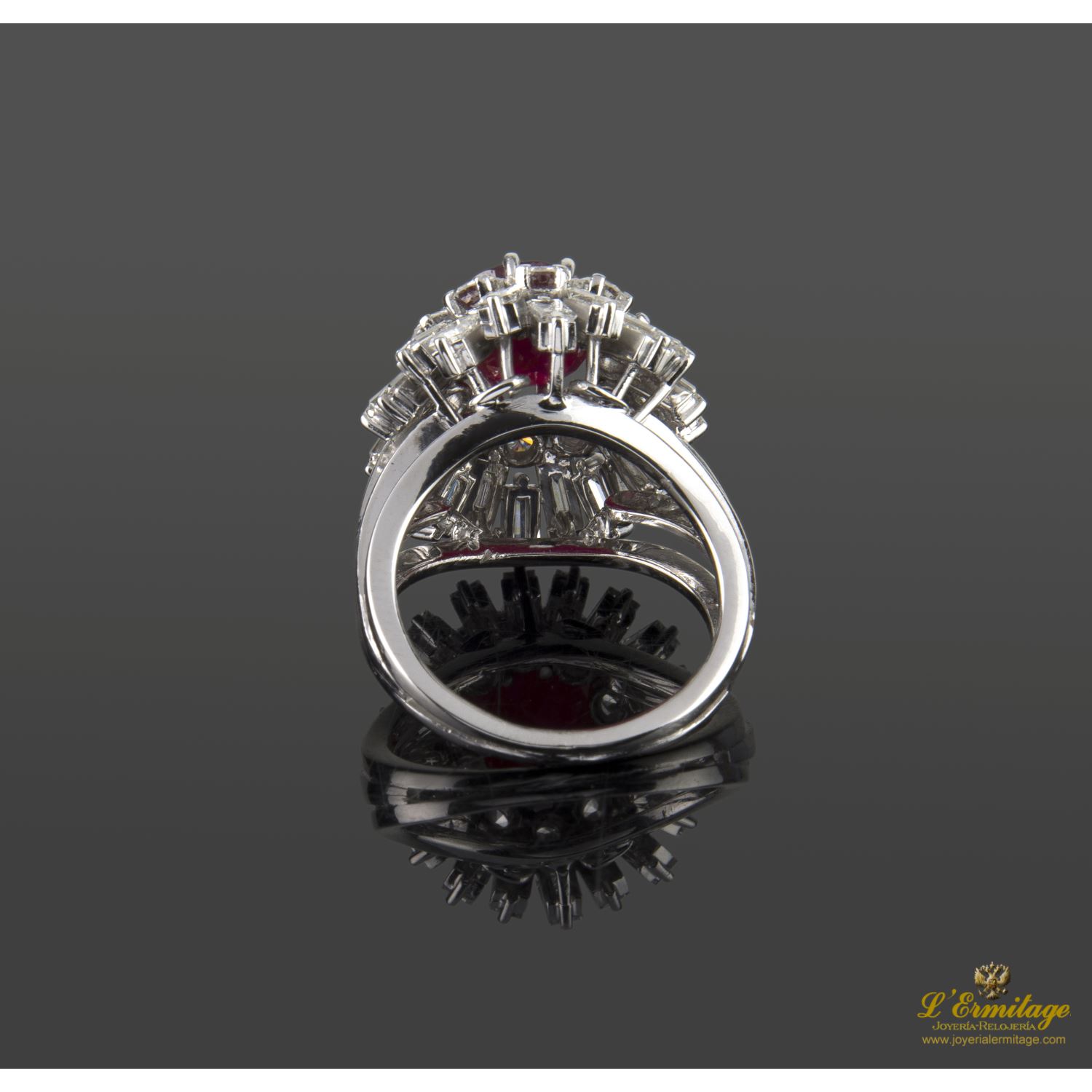 Anillo oro blanco rubí baguettes y diamantes