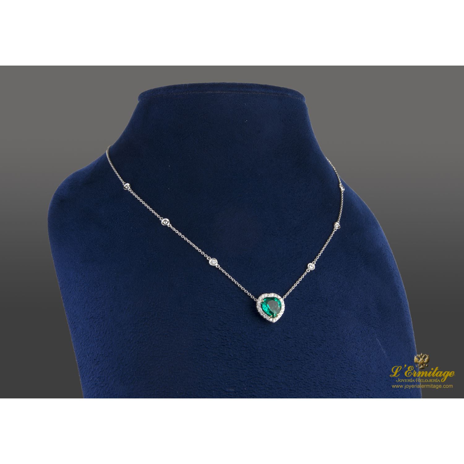 Collar en oro blanco esmeralda y diamantes.