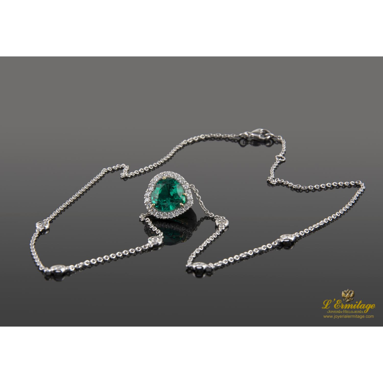 Collar en oro blanco esmeralda y diamantes.