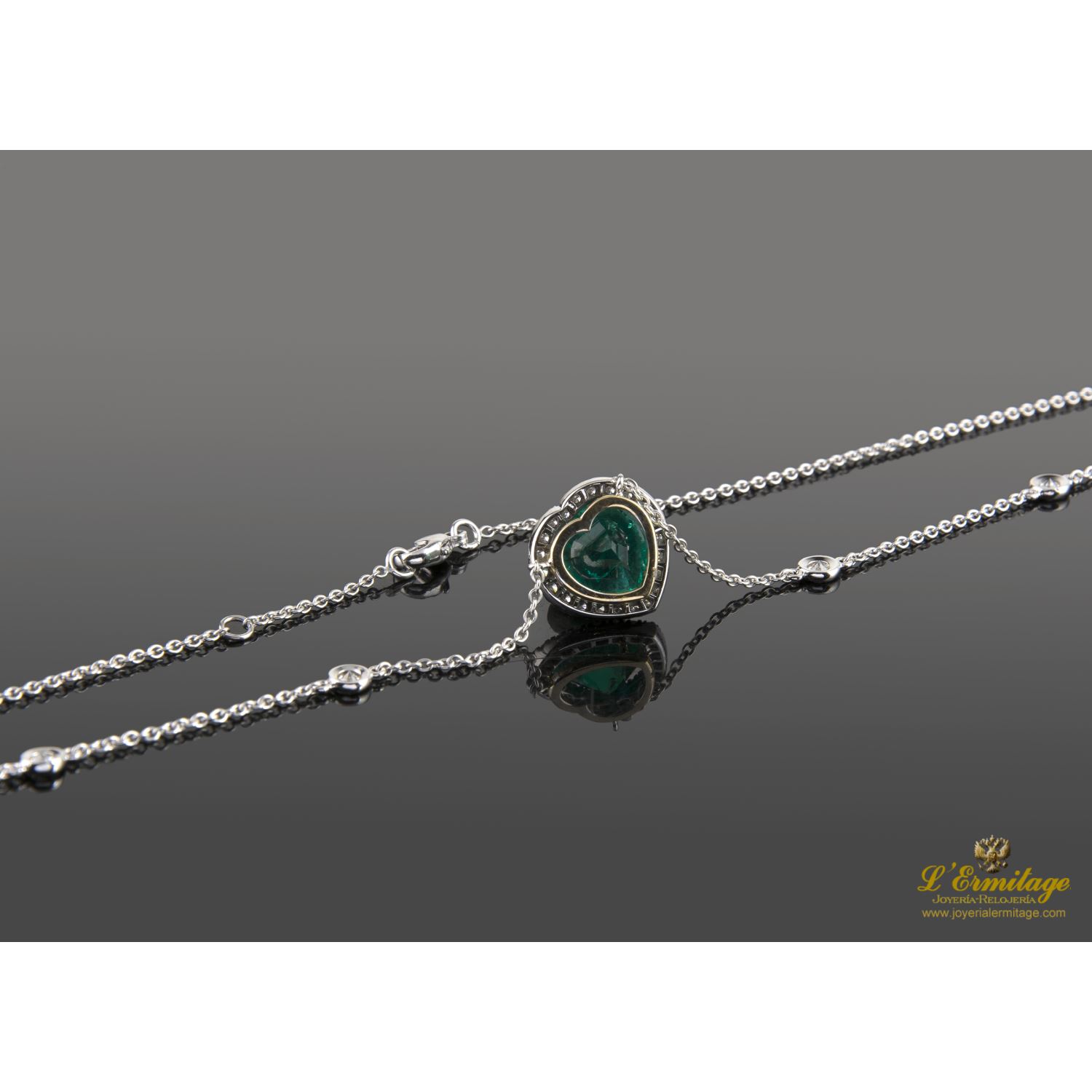 Collar en oro blanco esmeralda y diamantes.