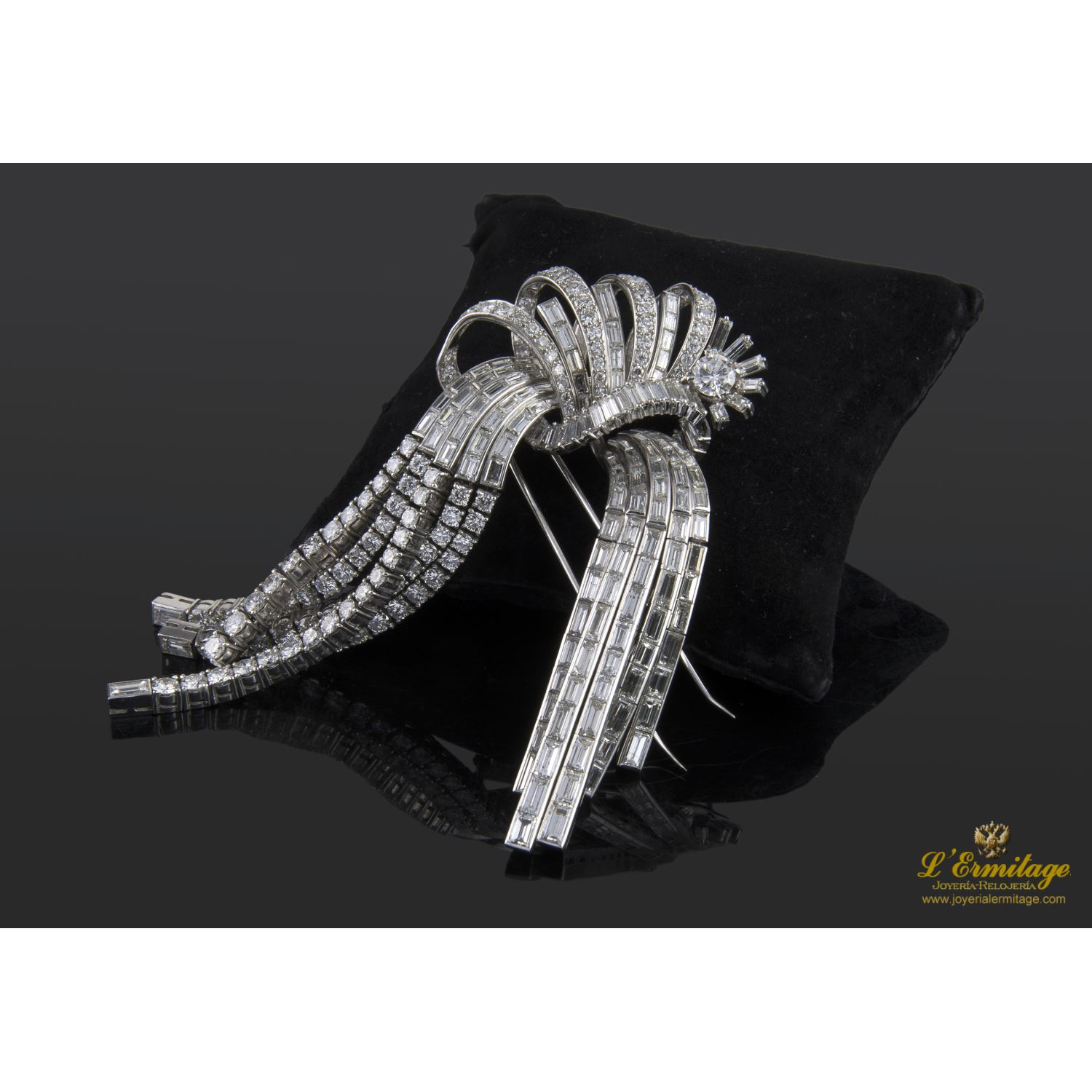 Broche tipo lazo en oro blanco con diamantes