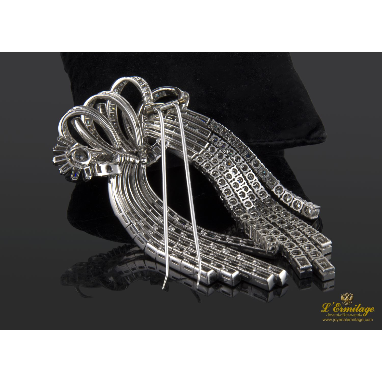 Broche tipo lazo en oro blanco con diamantes