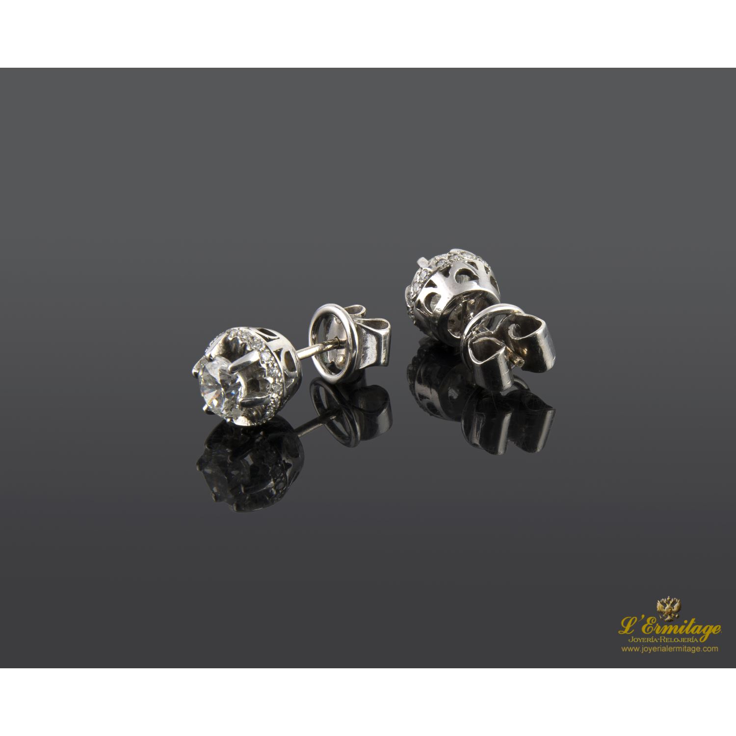 Pendientes dormilonas oro blanco y diamantes color h, pureza si2 y peso 1,70 cts.